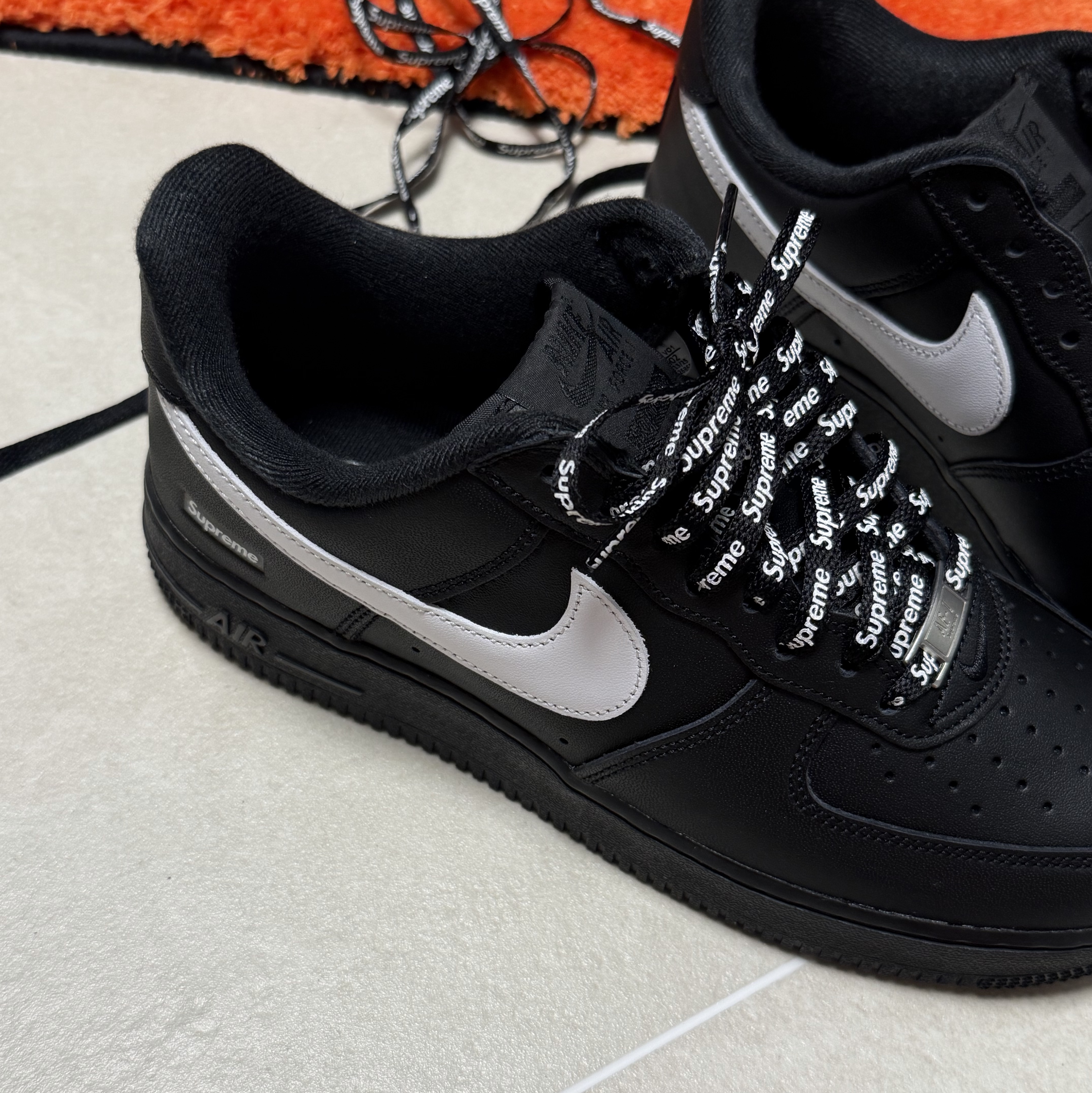 Supreme Bottle Opener Keychain Silver - 24FW, Supreme x Opinel No. 4 Knife Keychain Black - 25FW 착용 스타일 - 3