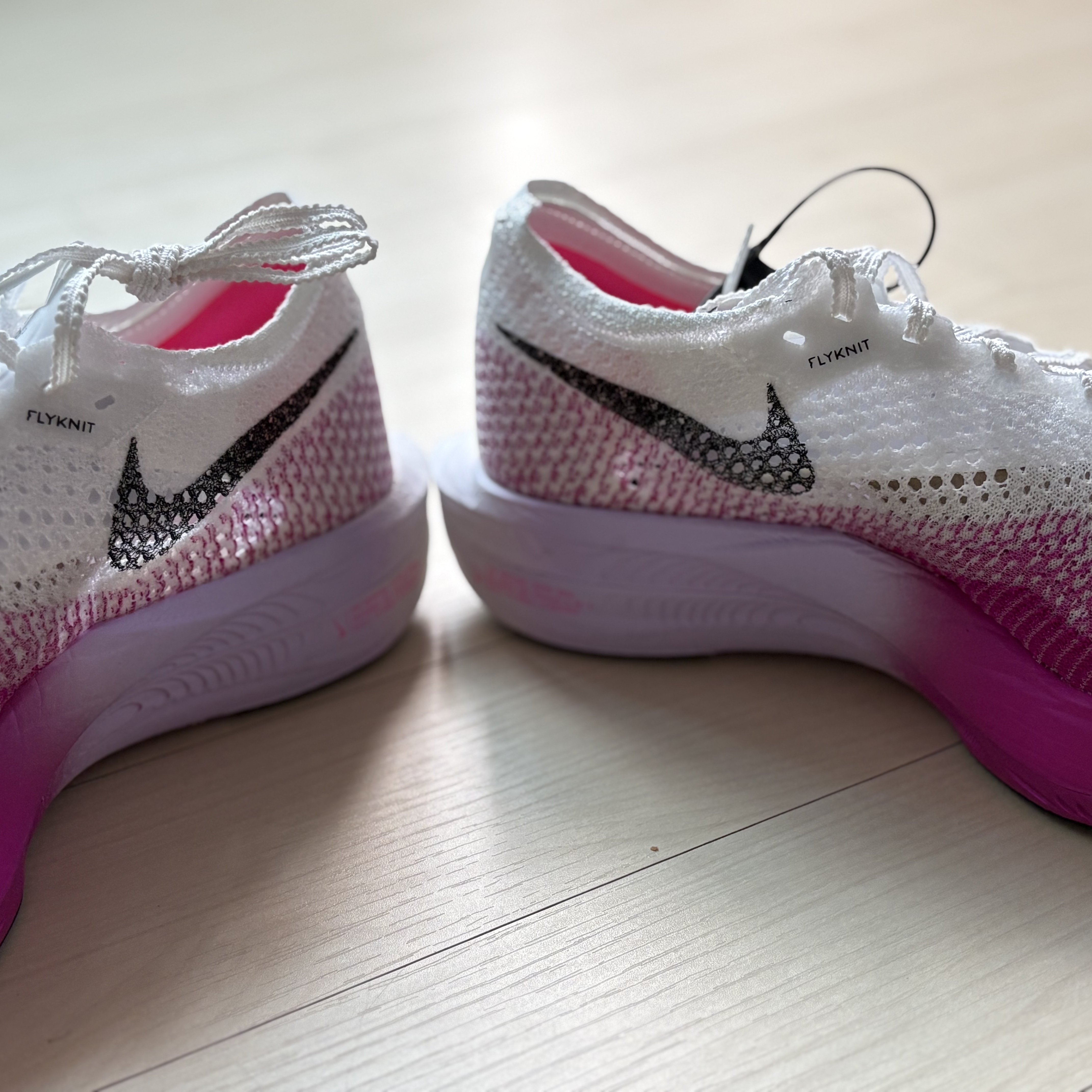 (W) Nike ZoomX Vaporfly Next% 3 White Vivid Purple 착용 스타일 - 2