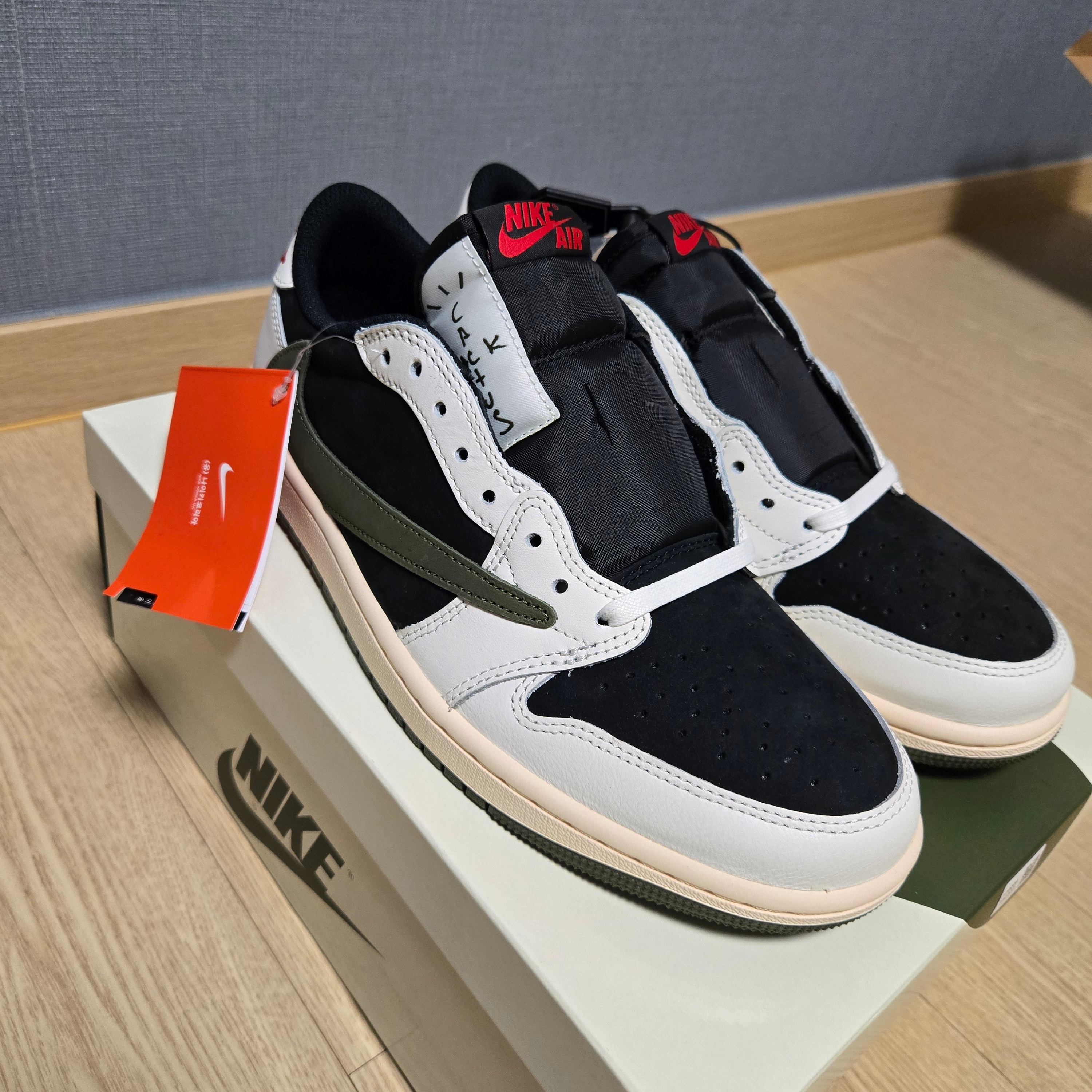 (W) Jordan 1 x Travis Scott Retro Low OG SP Medium Olive 착용 스타일 - 2