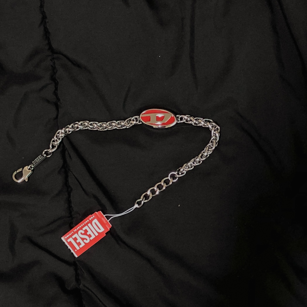 Diesel Dx1445 Red Enamel and Stainless Steel Chain Bracelet Silver 착용 스타일