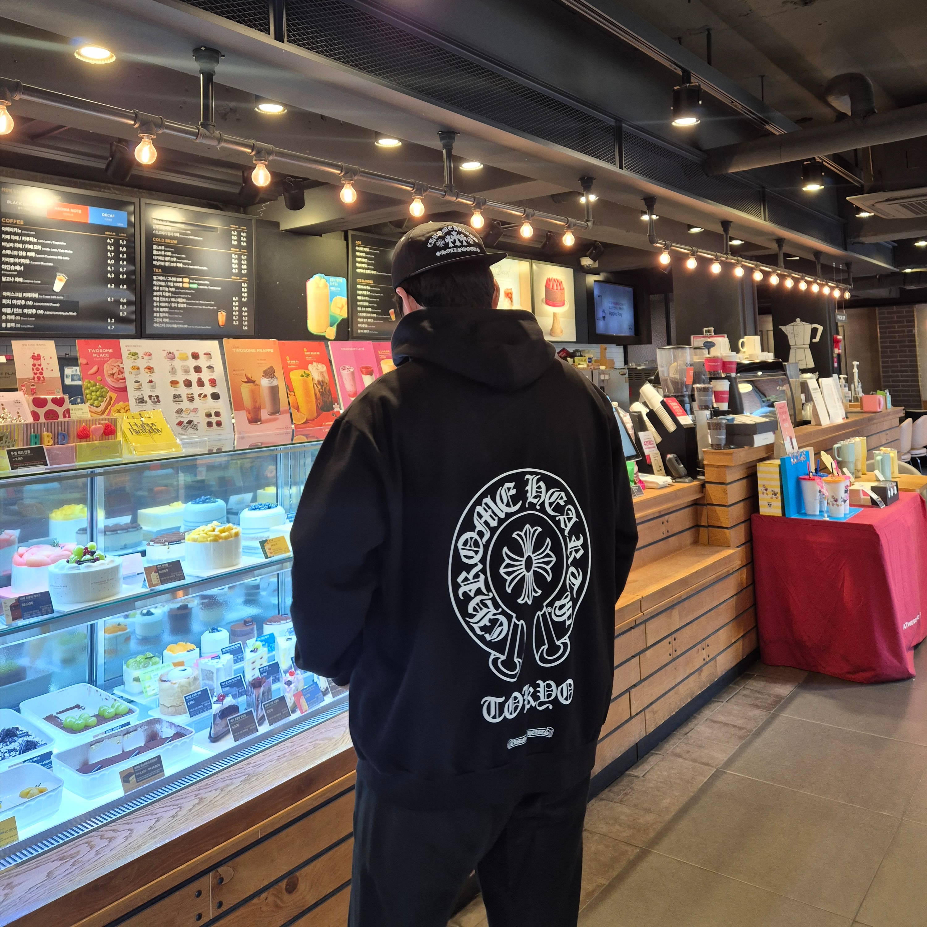 Chrome Hearts Horseshoe Fleece Hoodie Zip-Up Black - Tokyo Exclusive, Chrome Hearts Gas Station Cemetery Trucker Hat Black 착용 스타일 - 2