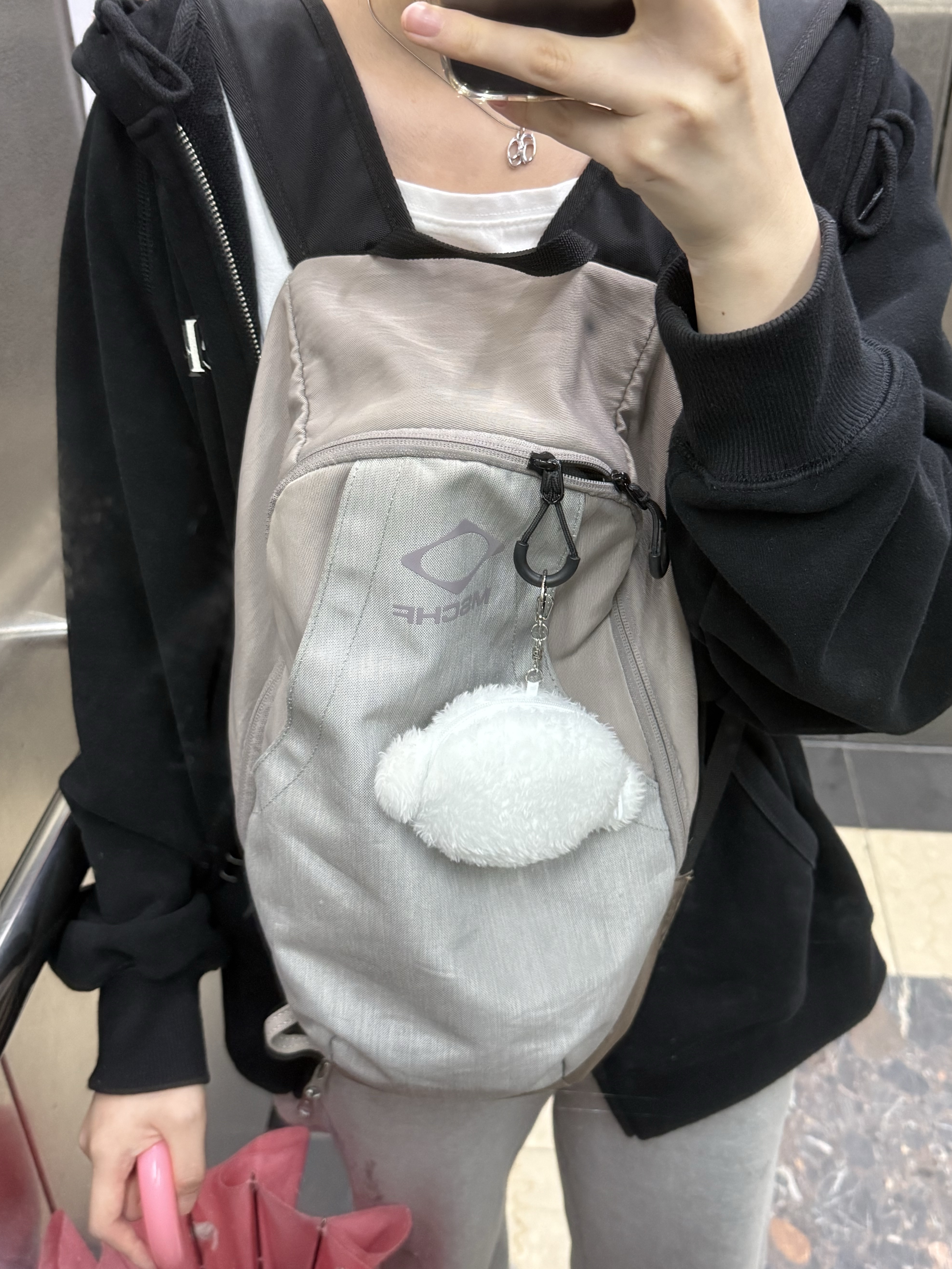 Mischief Rhombus Backpack Pink Grey 착용 스타일 - 1