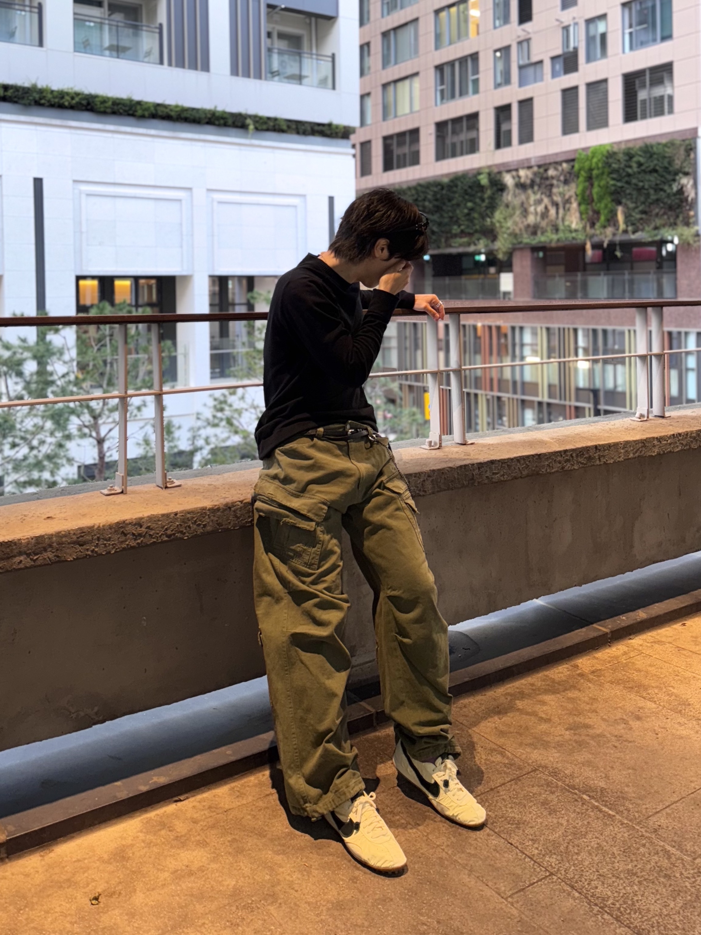 Nike x Jacquemus Moon Shoe SP Alabaster Off Noir, Nonnod Double Pocket Cargo Pants Vintage Khaki 착용 스타일 - 3