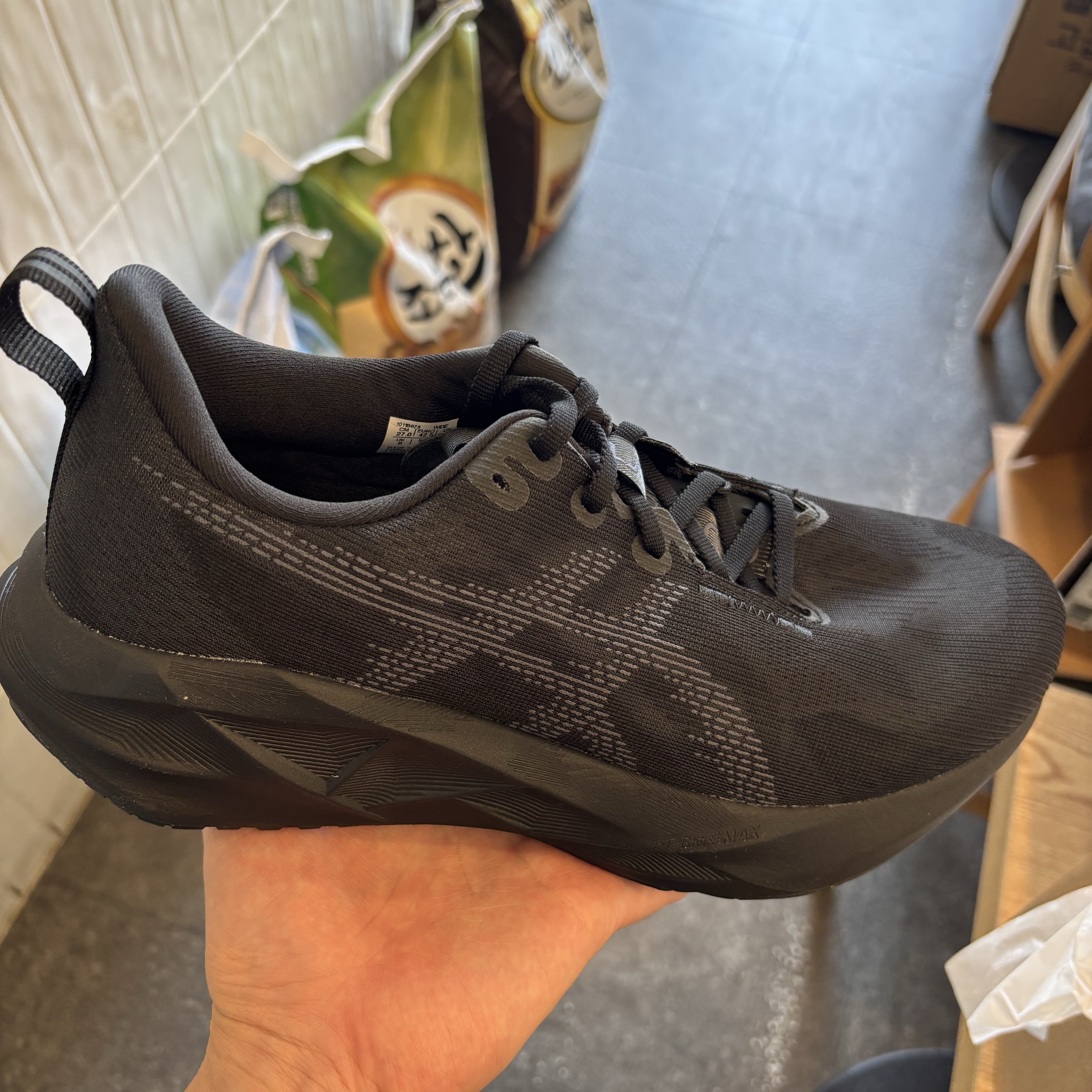 Asics Novablast 5 Black Carrier Grey - 2E Wide 착용 스타일 - 1
