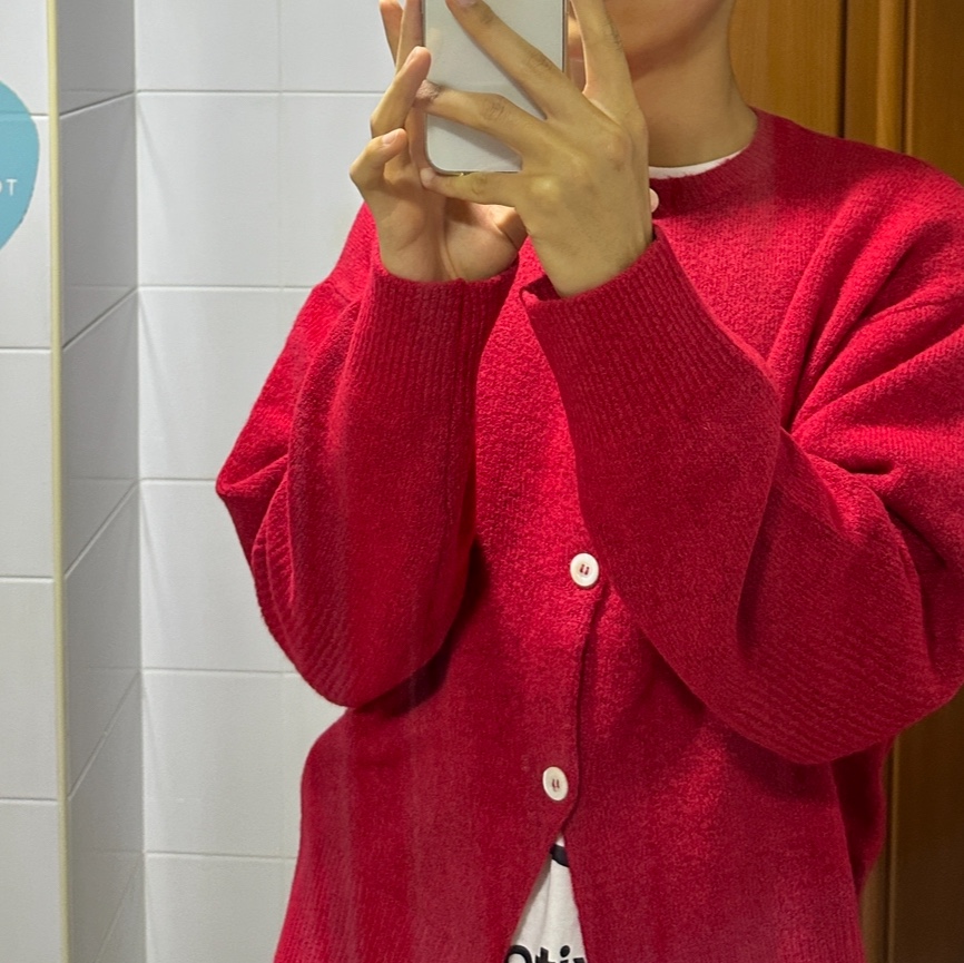 SATUR Loren Basic Crewneck Fine Cardigan Red 착용 스타일