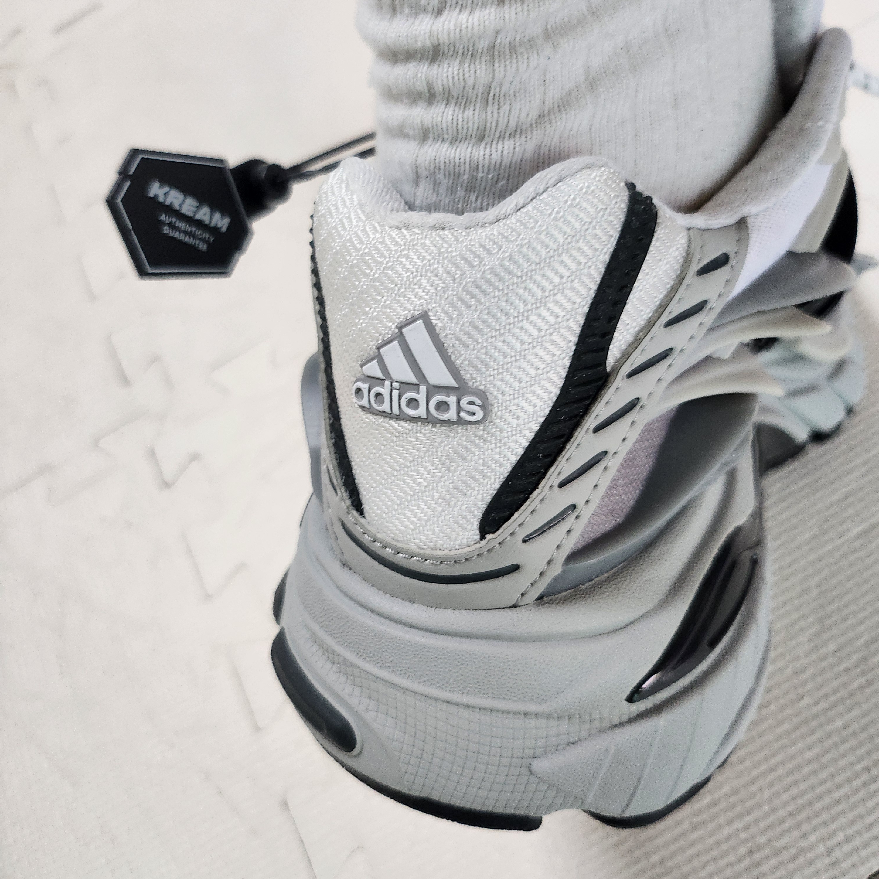 Adidas x Pharrell Williams Adistar Jellyfish Solid Grey Core Black 착용 스타일 - 6