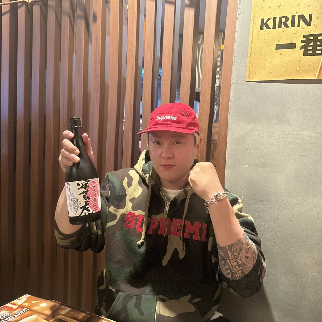 Supreme Collegiate Applique Zip Up Hooded Sweatshirt Woodland Camo - 25FW, Supreme Washed Chino Twill Camp Cap Red - 25SS 착용 스타일