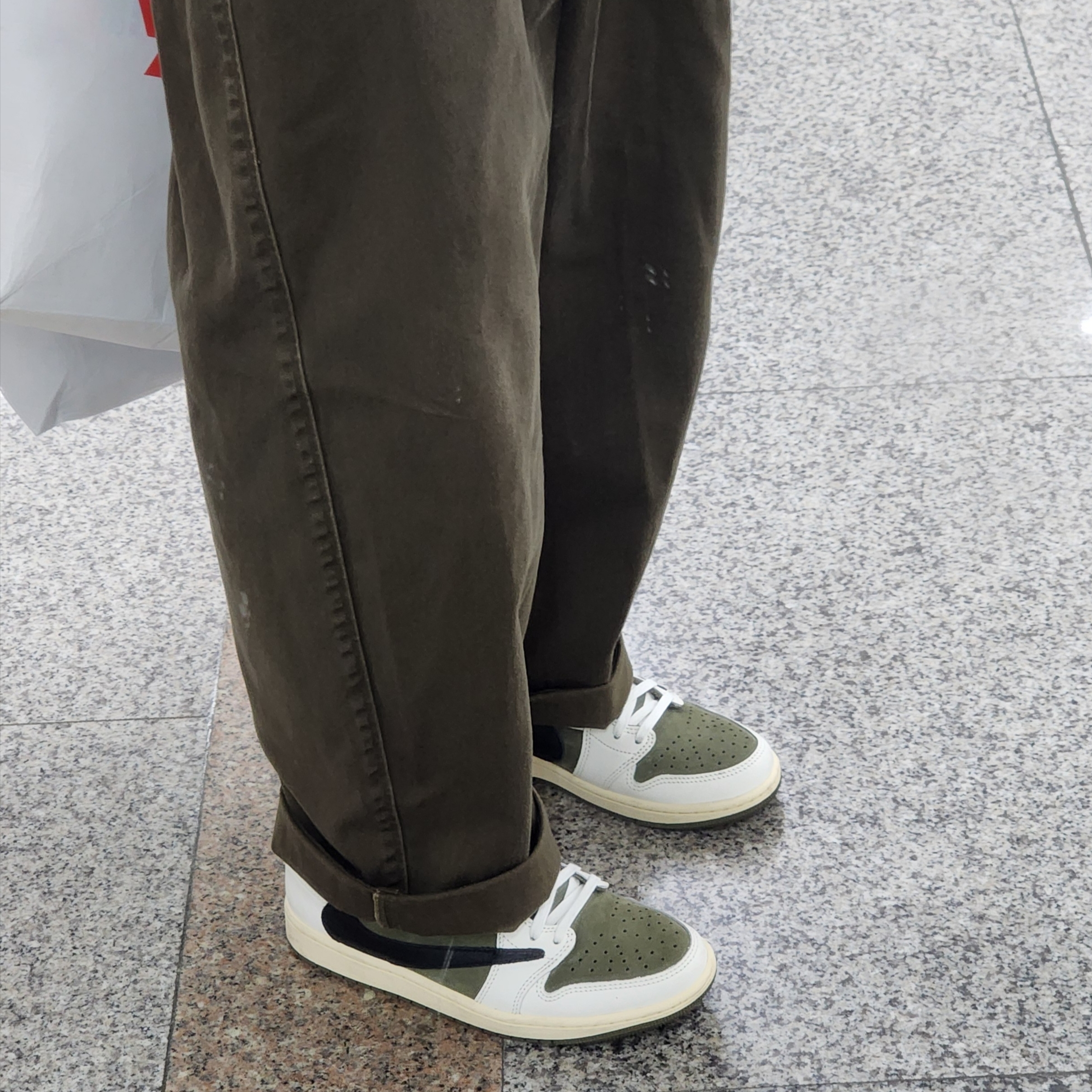Jordan 1 x Travis Scott Retro Low OG SP Reverse Olive 착용 스타일