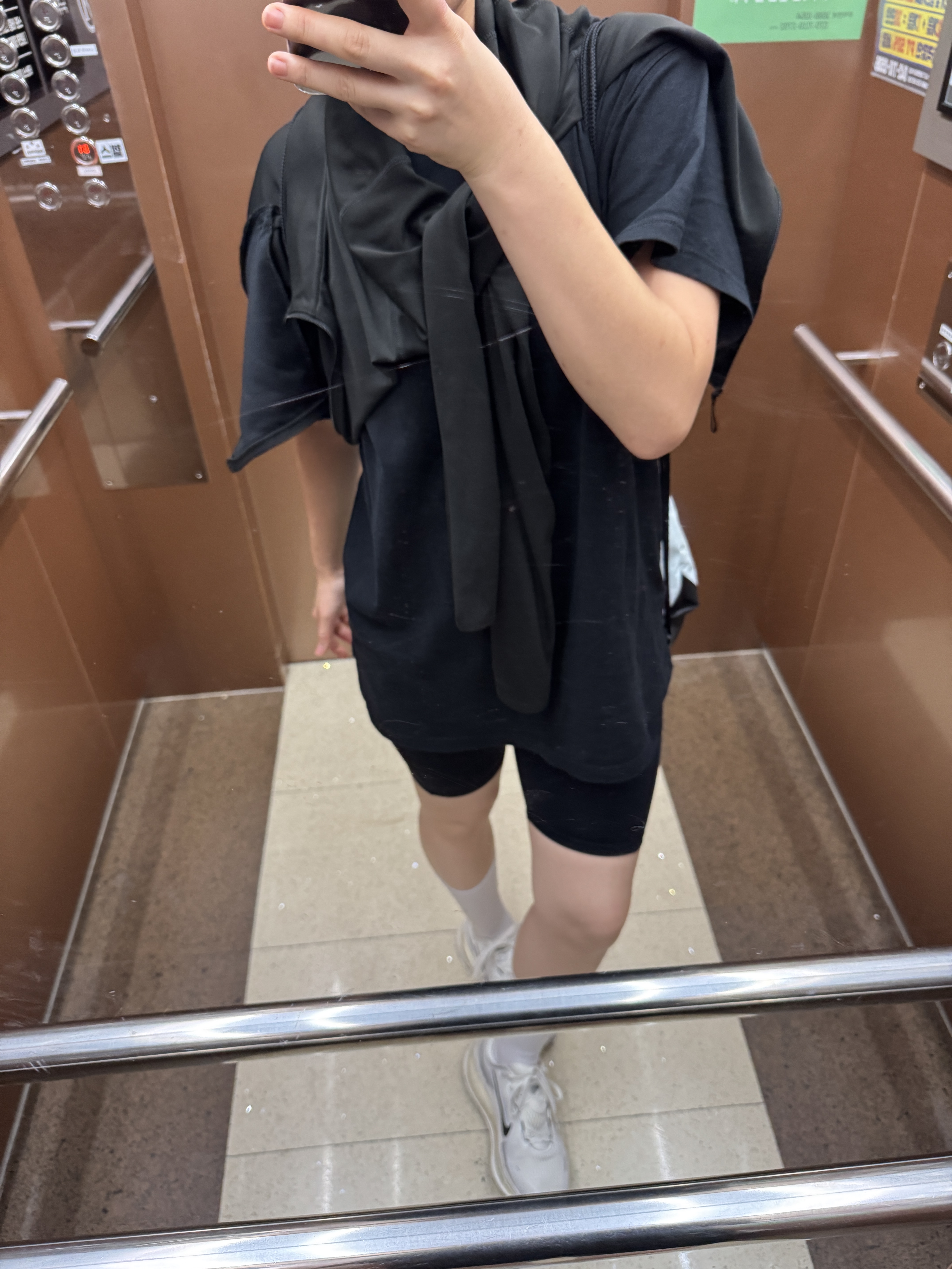 (W) Nike Vomero 18 Summit White Coconut Milk, Nike Dri-Fit Stride 5 Inch Brief Lined Running Shorts Black - Asia 착용 스타일 - 2