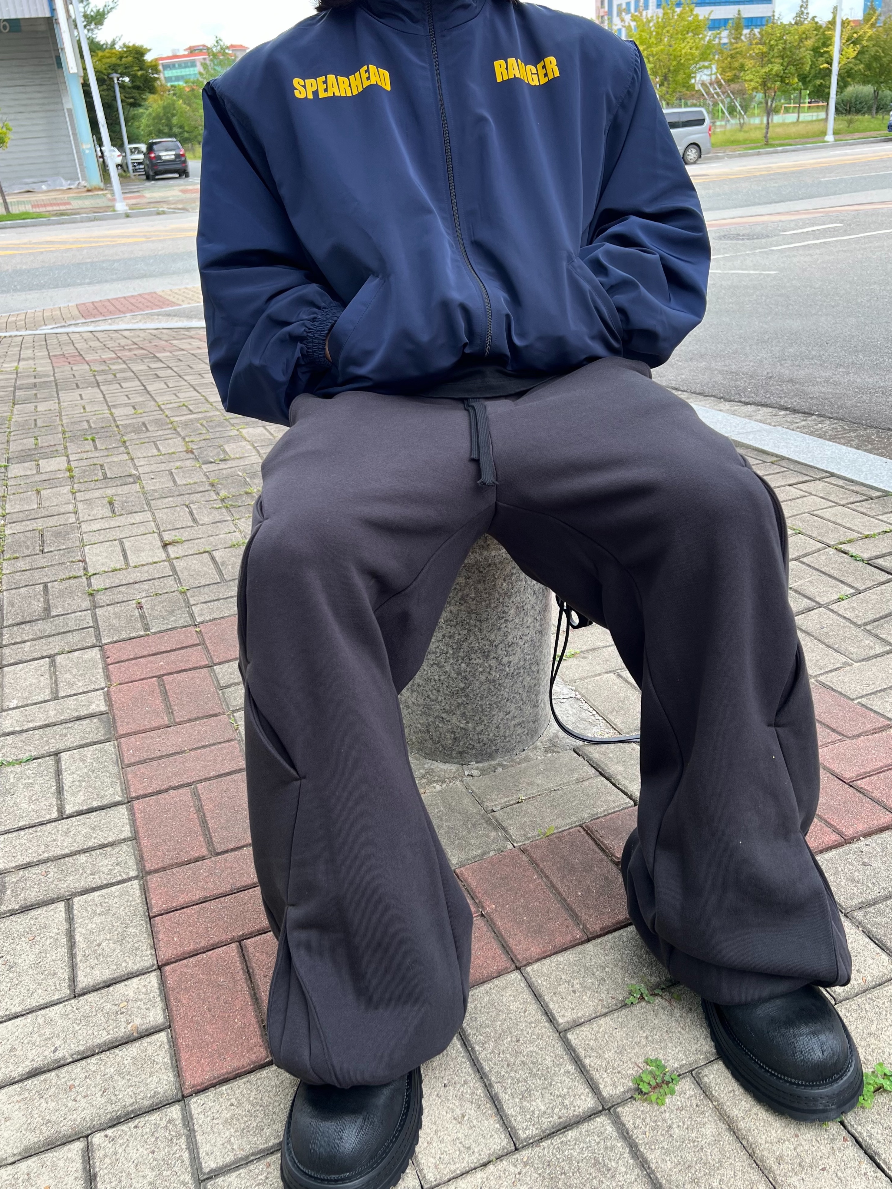 Undermycar Maigan Padded Shoulder Zip-Up Blouson India Ink - 23FW 착용 스타일 - 5