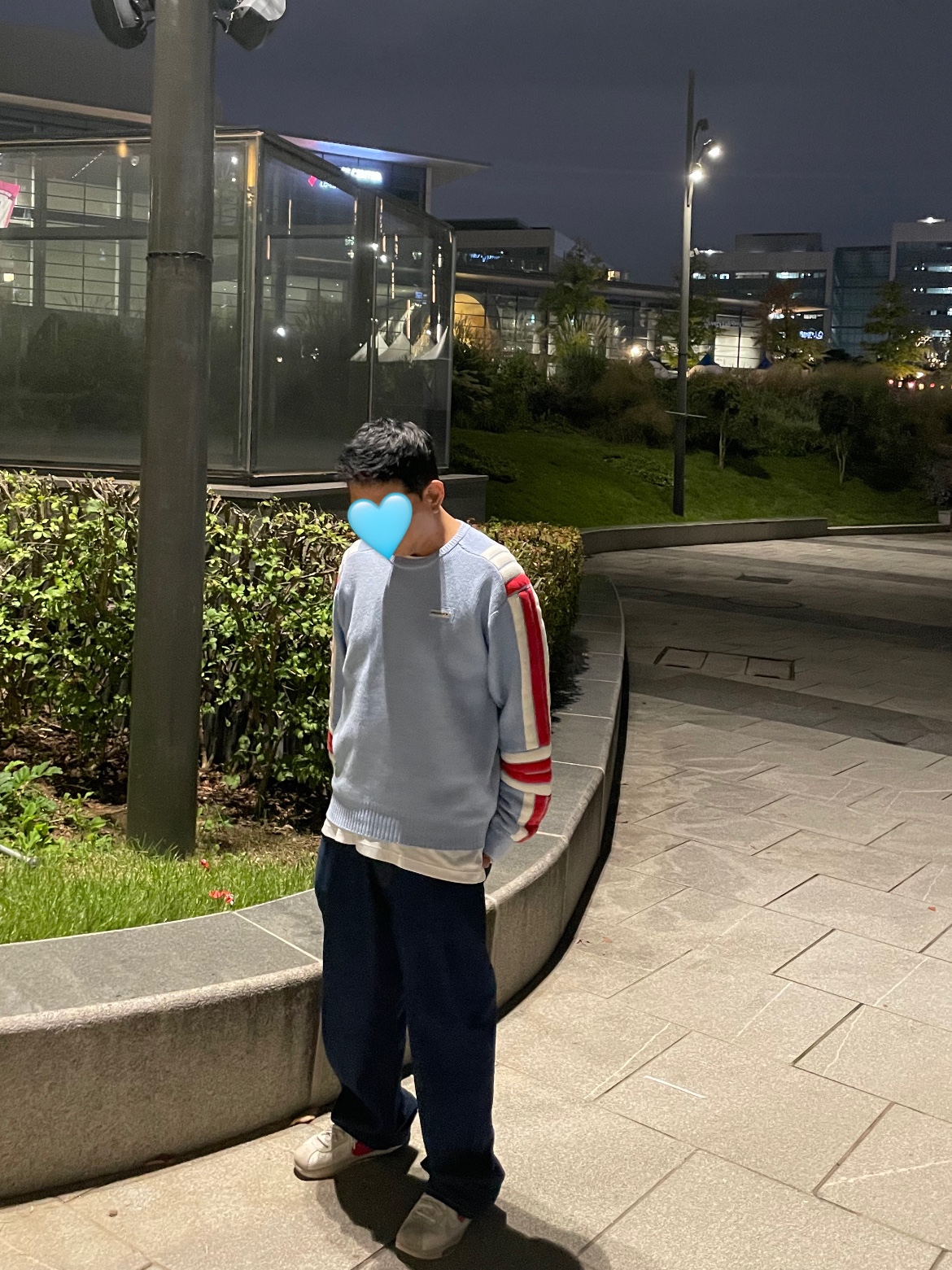 Stussy Moto Sweater Blue, Nike x Sacai Zoom Cortez SP White and University Red 착용 스타일 - 4