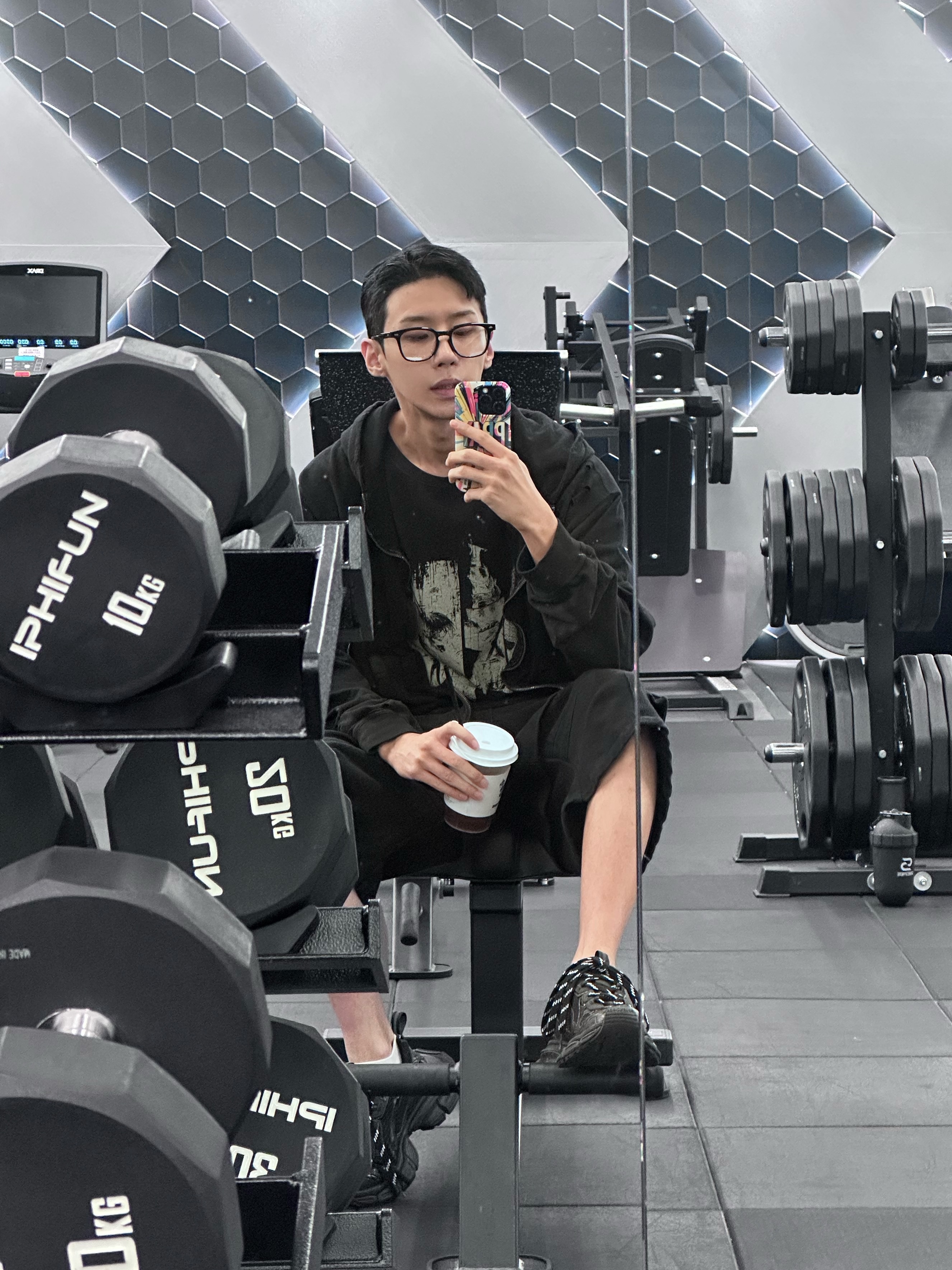 Kamien Titan Bermuda Pants Black, Balenciaga 3XL Sneakers Black 착용 스타일