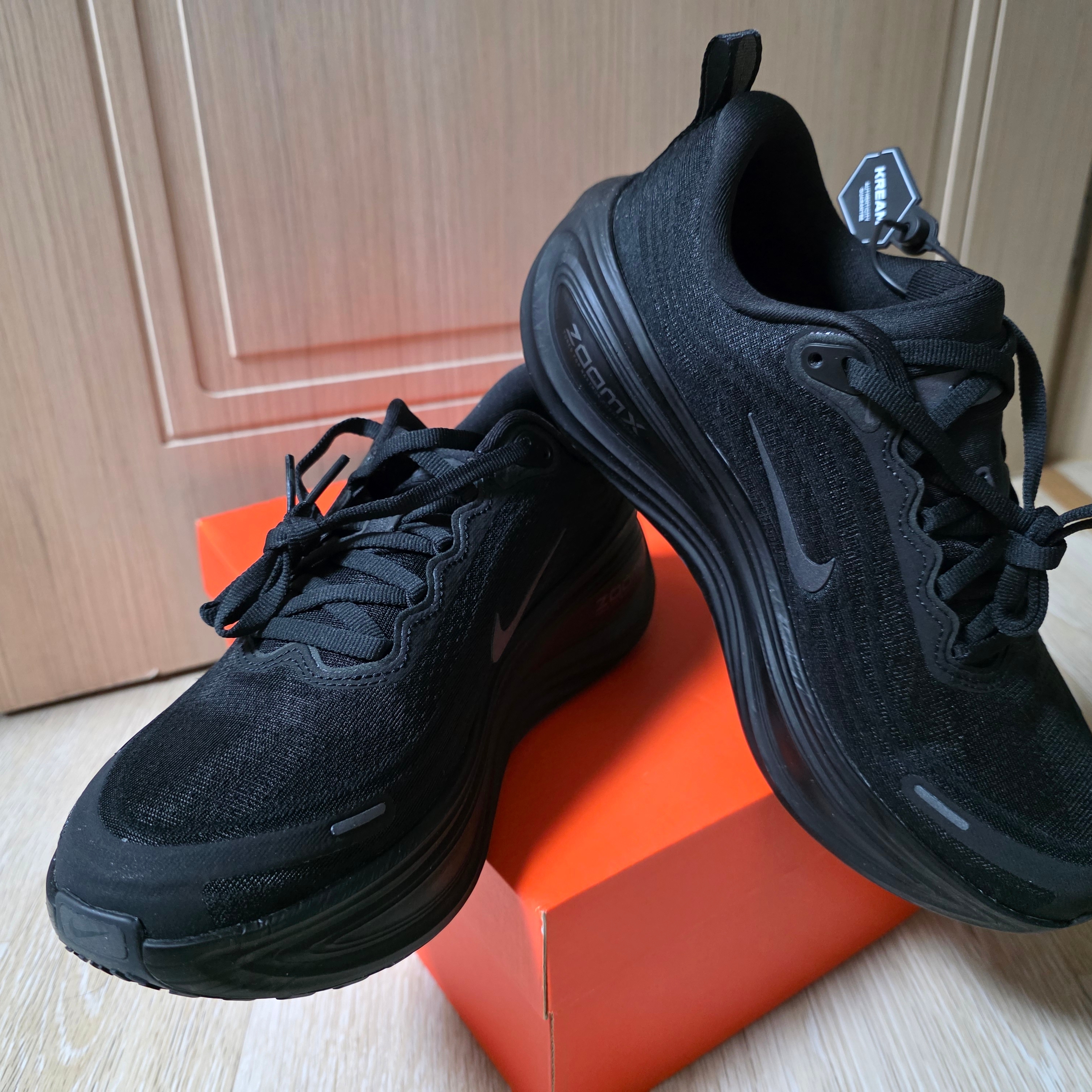 Nike Vomero Plus Black Metallic Dark Grey 착용 스타일