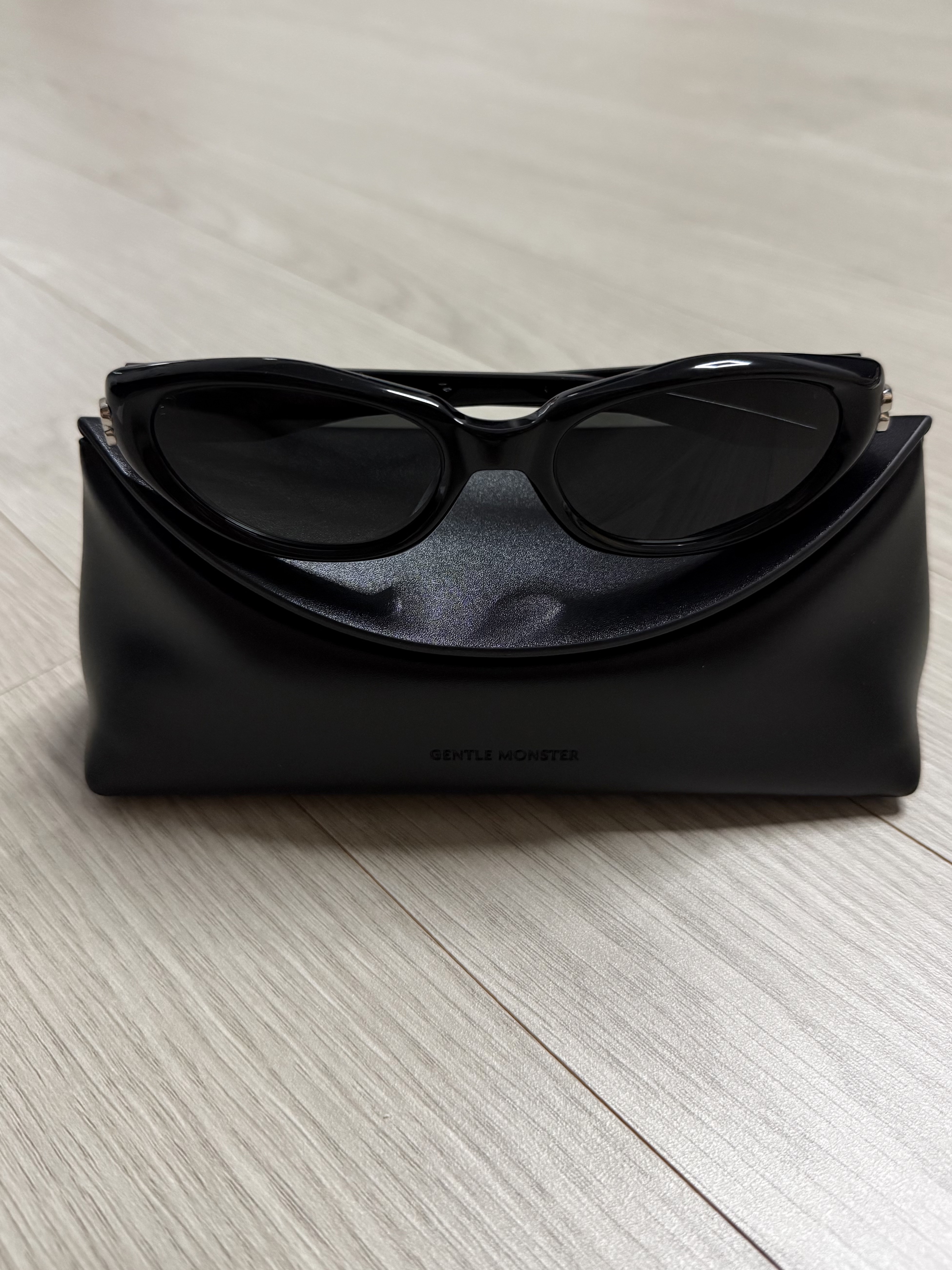 Gentle Monster Sosomo 01 Black Black 착용 스타일