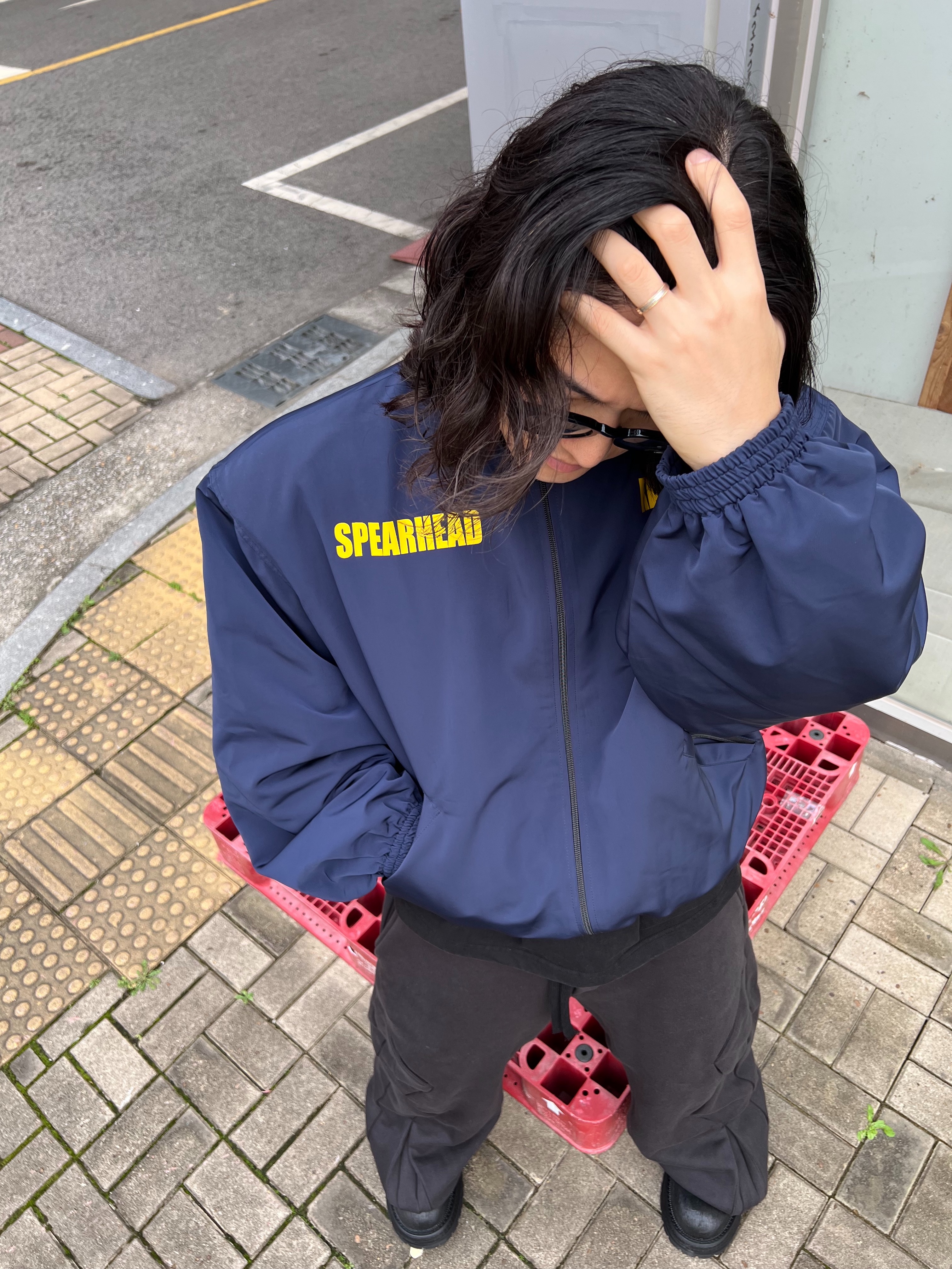 Undermycar Maigan Padded Shoulder Zip-Up Blouson India Ink - 23FW 착용 스타일 - 4