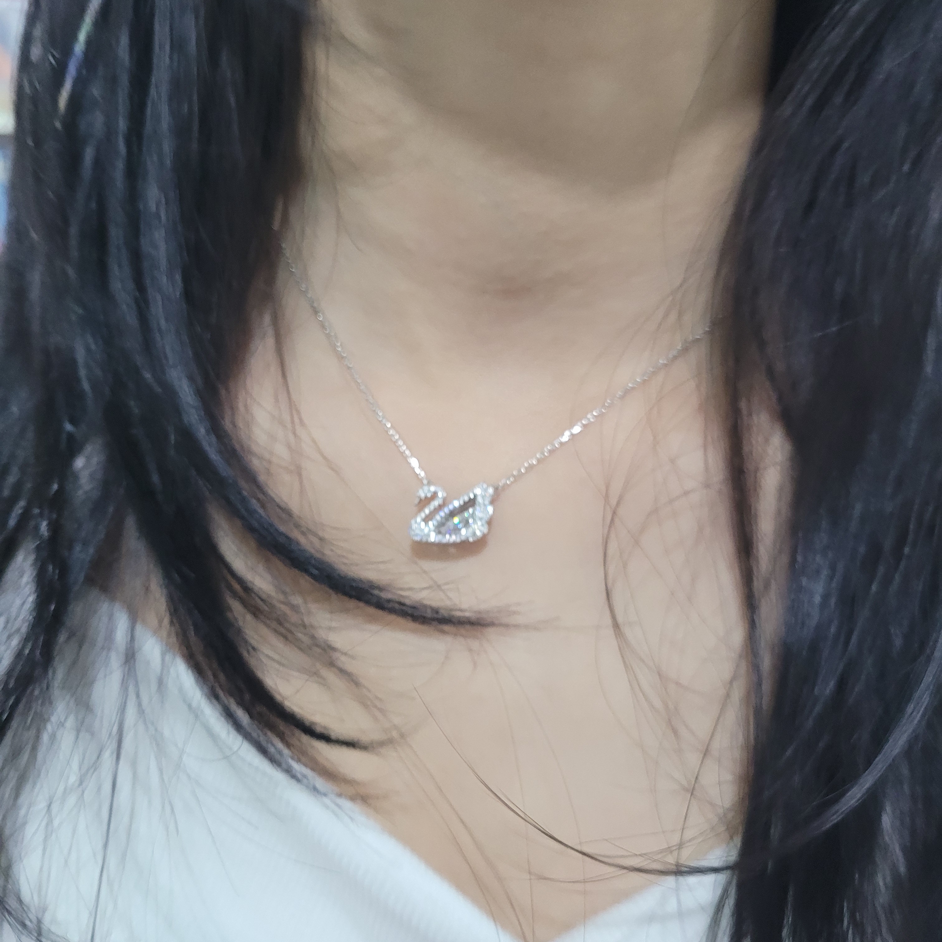 (W) Swarovski Dancing Swan Necklace White Rhodium Plated 착용 스타일 - 1