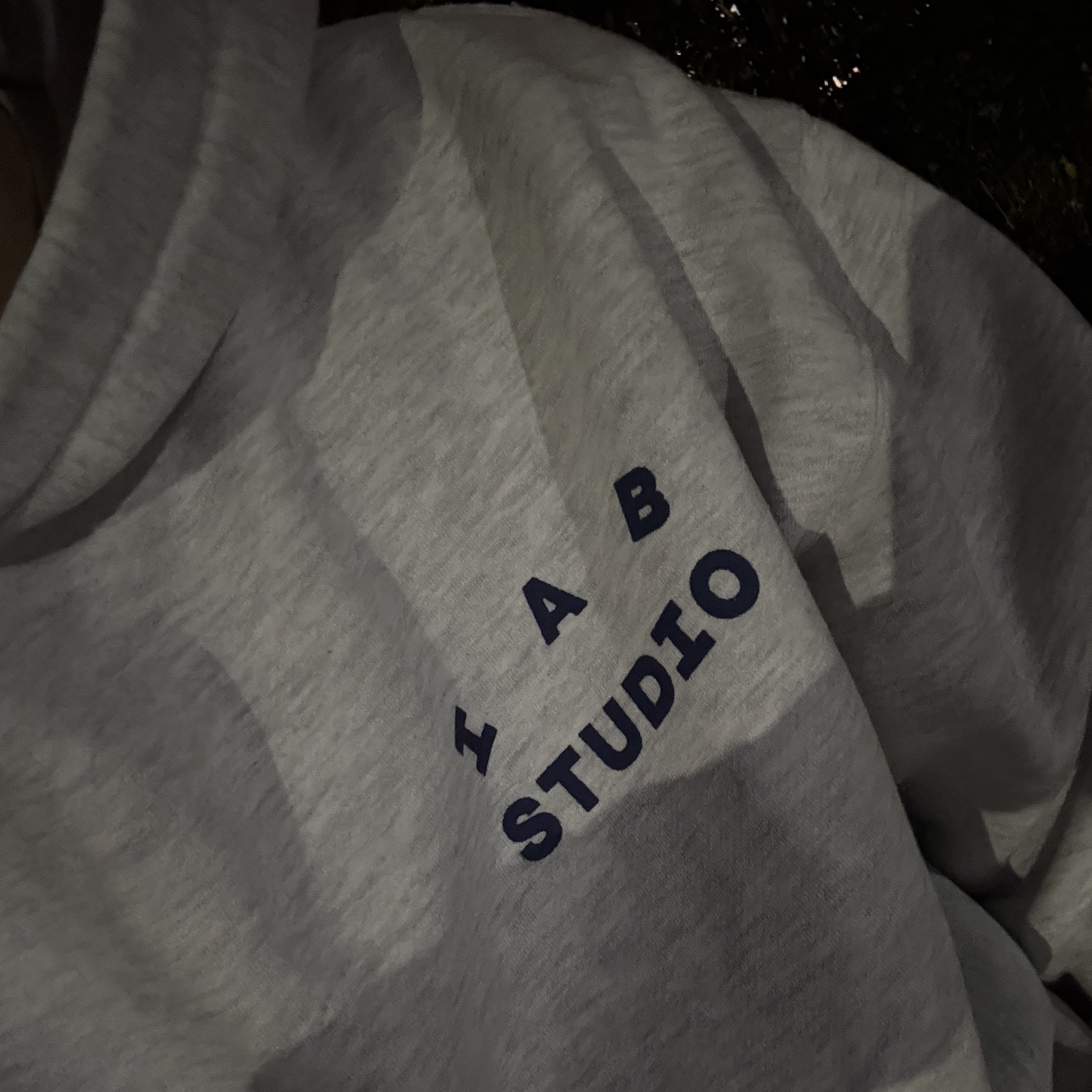 IAB Studio Hoodie Light Gray 착용 스타일