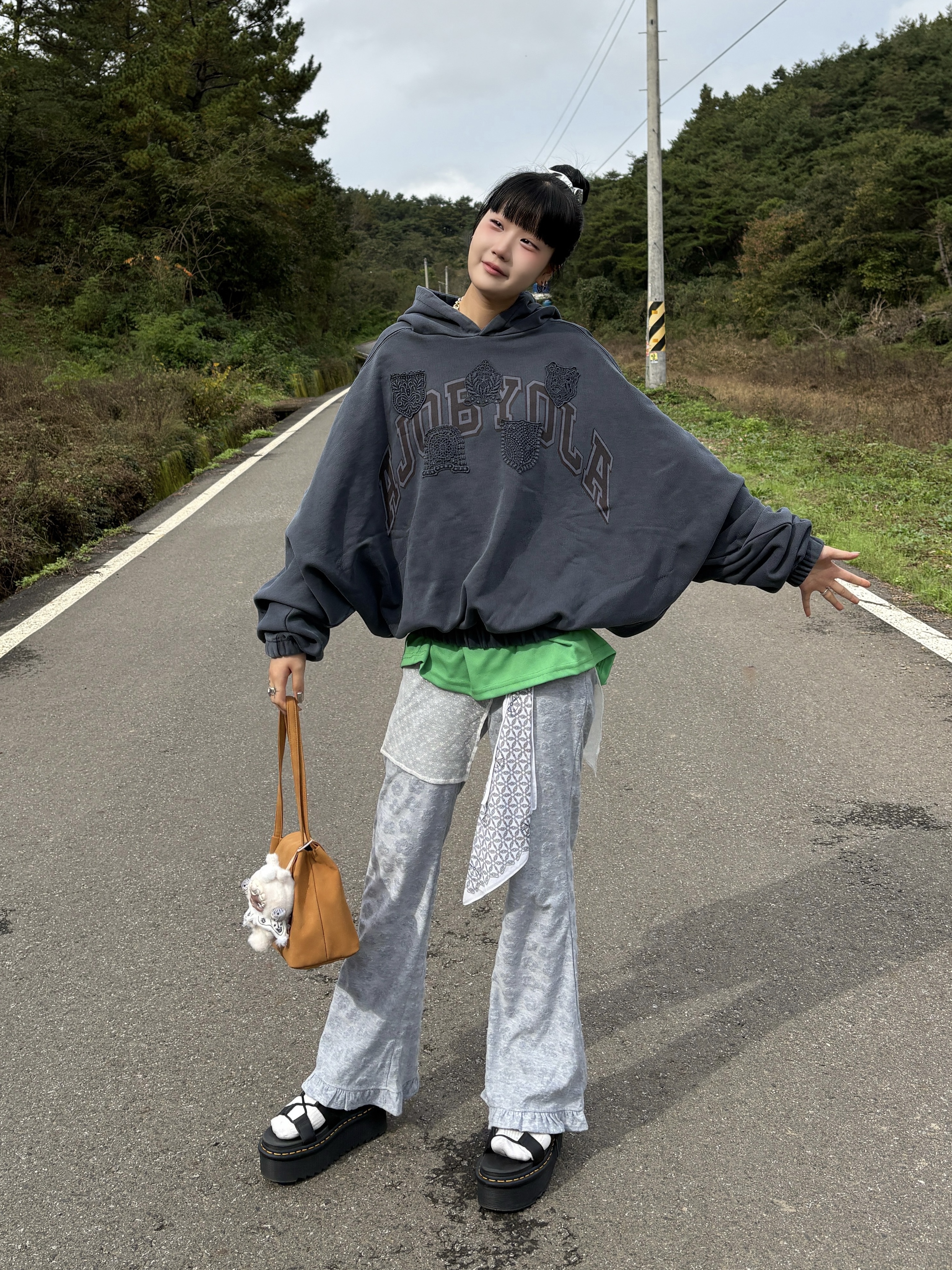 AJOBYAJO University Wappen Batwing Hoodie Navy, (W) Dr. Martens Nartilla XL Black 착용 스타일 - 3