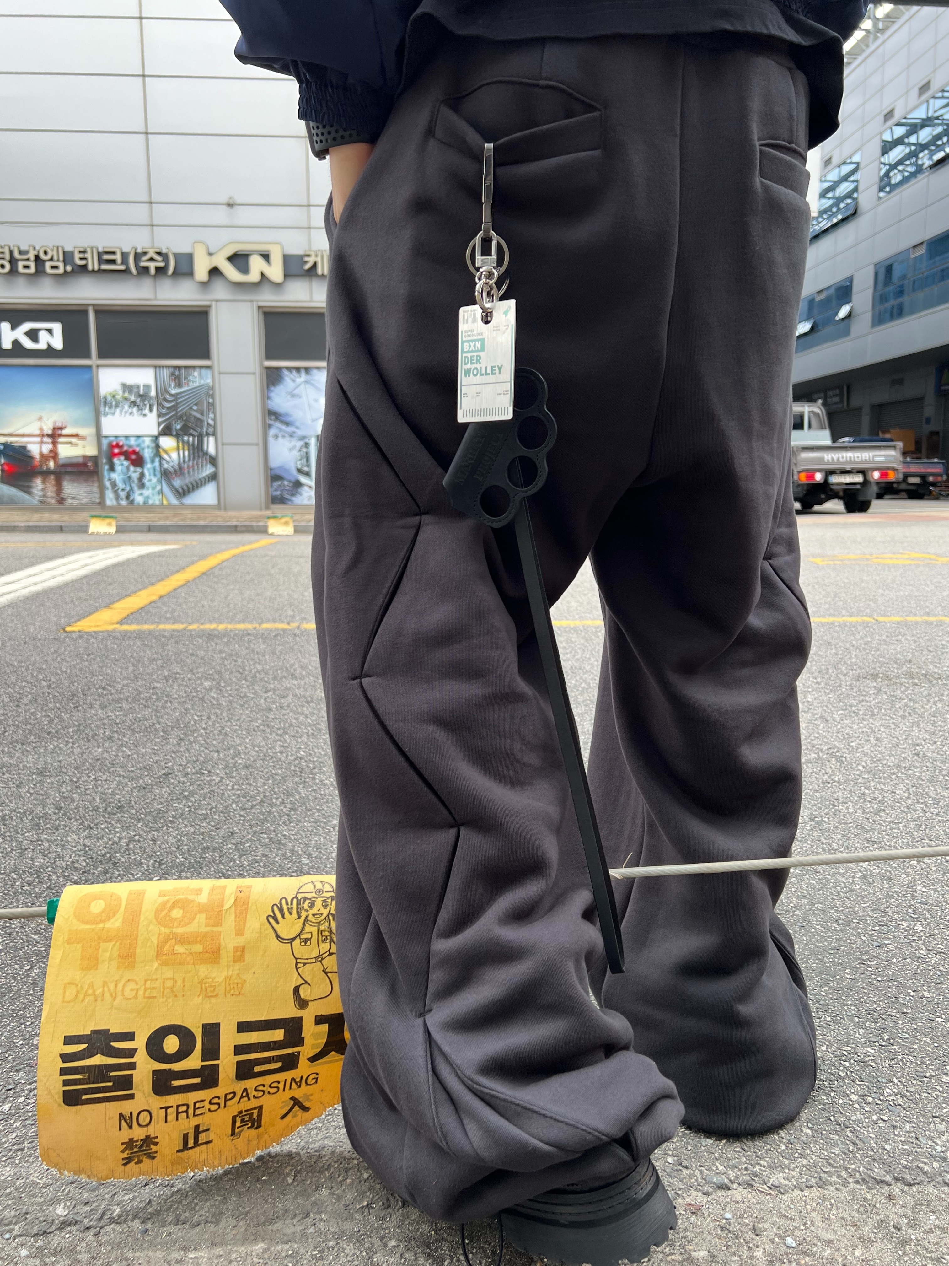 Undermycar Maigan Padded Shoulder Zip-Up Blouson India Ink - 23FW 착용 스타일 - 8