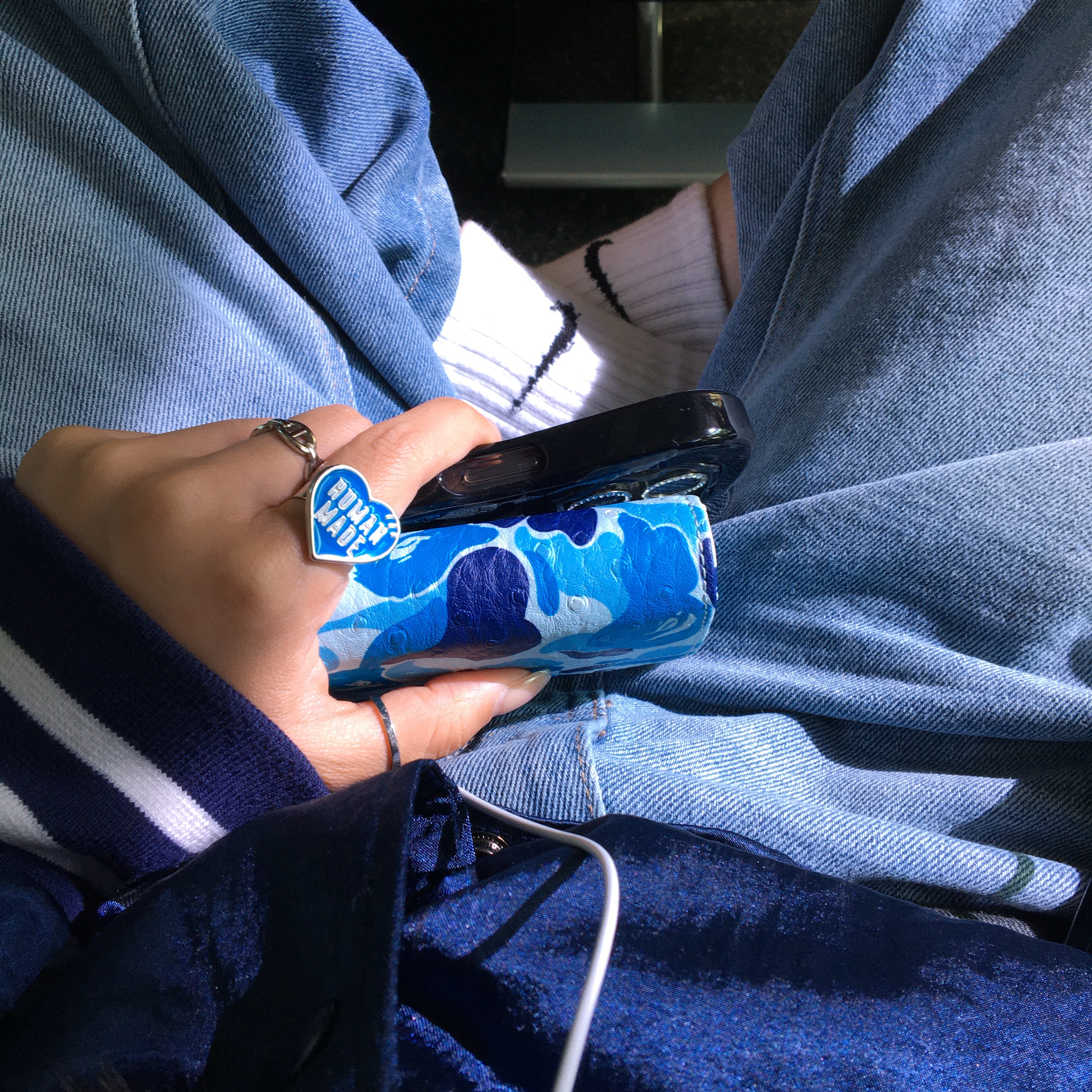 BAPE ABC Camo Mini Wallet Blue, Starbucks x BAPE Baby Milo Keychain 착용 스타일 - 5