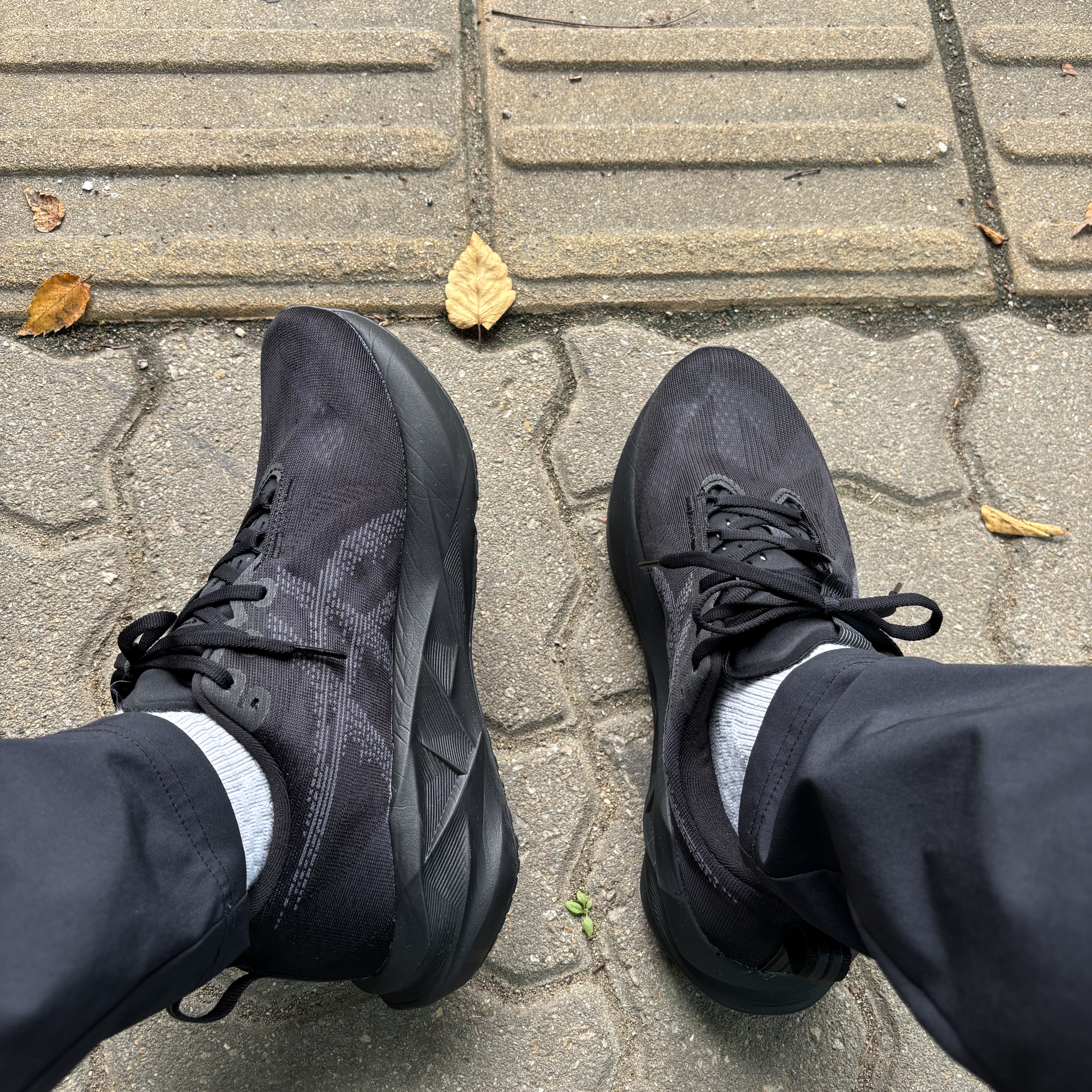 Asics Novablast 5 Black Carrier Grey - 2E Wide 착용 스타일 - 2