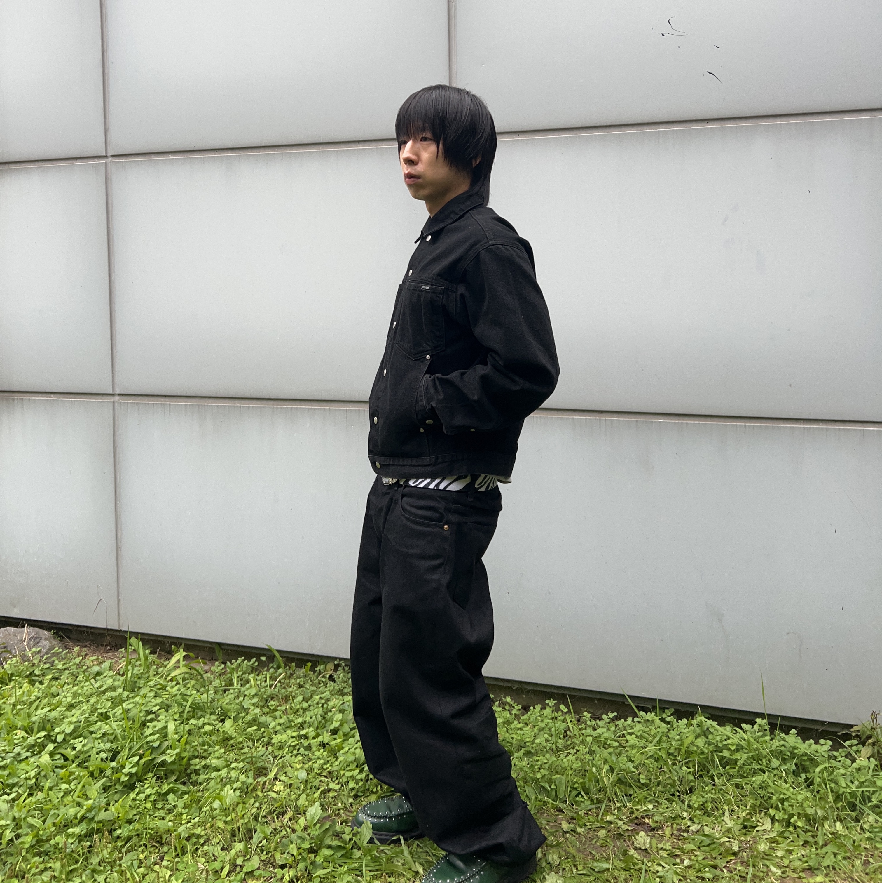 Dr. Martens x Supreme Studded Penton Loafers Dark Green - 25SS, Supreme Baggy Selvedge Jean Rigid Black - 25FW 착용 스타일 - 1