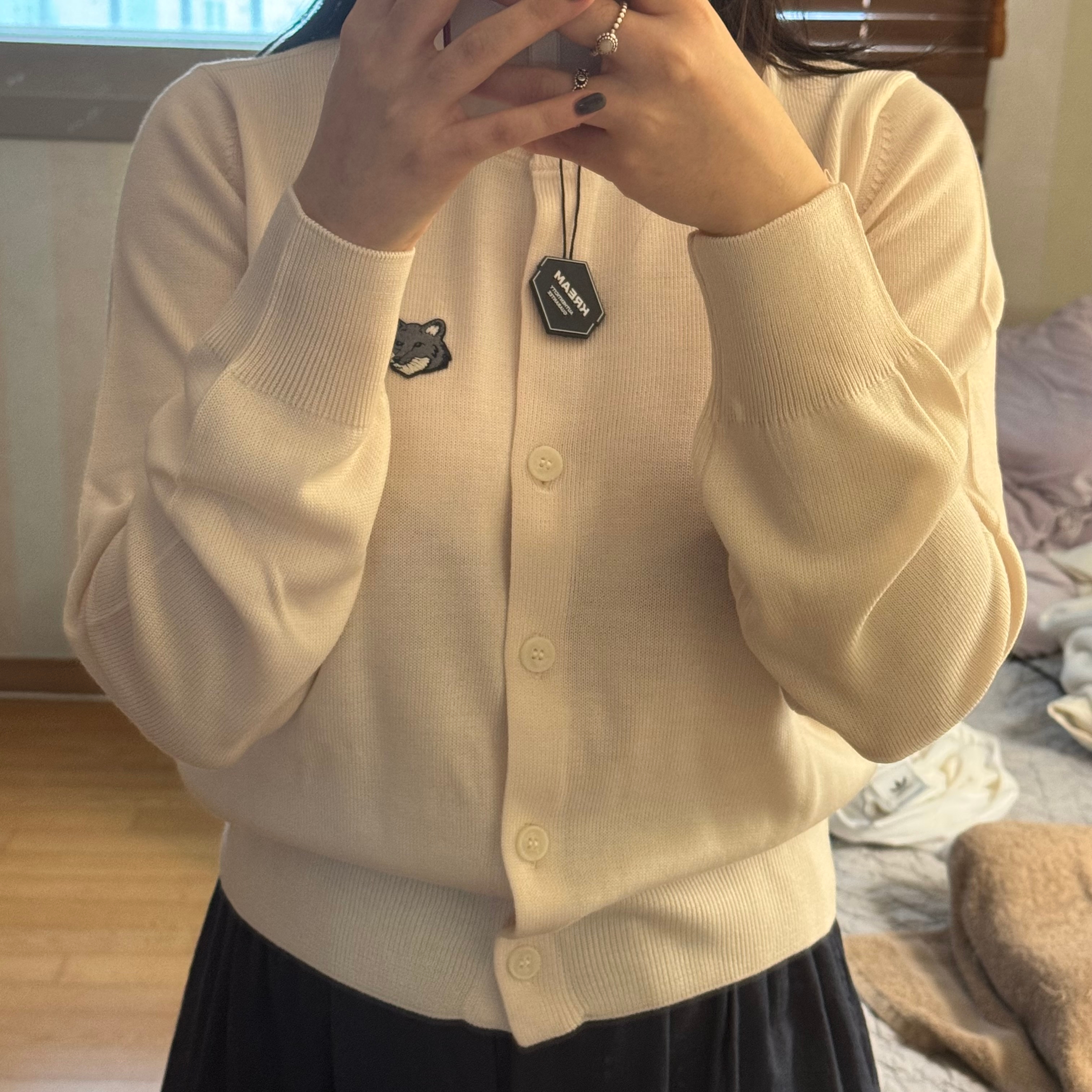 (W) Maison Kitsune Double Bold Fox Head Patch Regular Cardigan Latte 착용 스타일