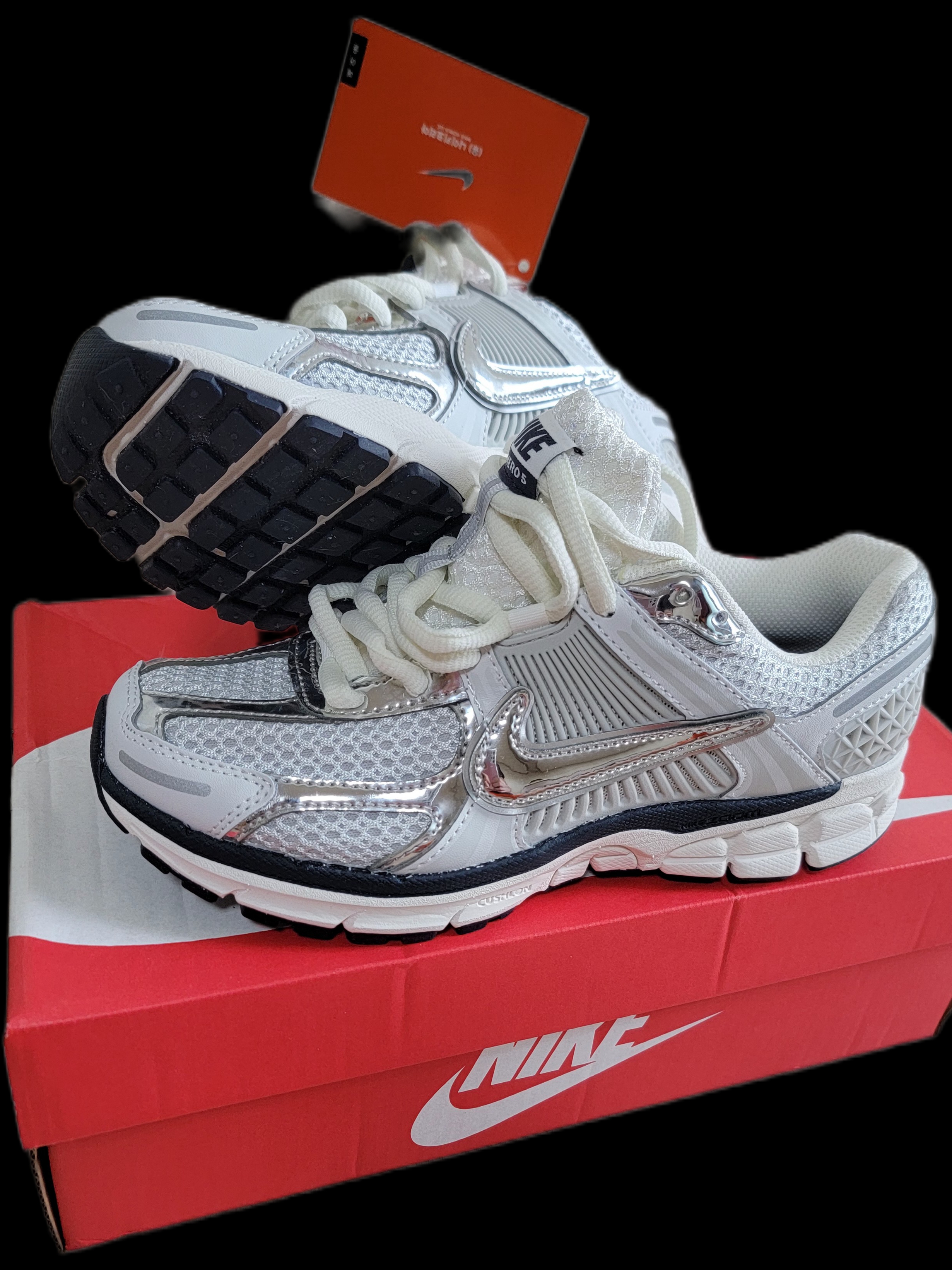 (W) Nike Zoom Vomero 5 Photon Dust and Metallic Silver, Nike Zoom Vomero 5 Photon Dust Gridiron 착용 스타일