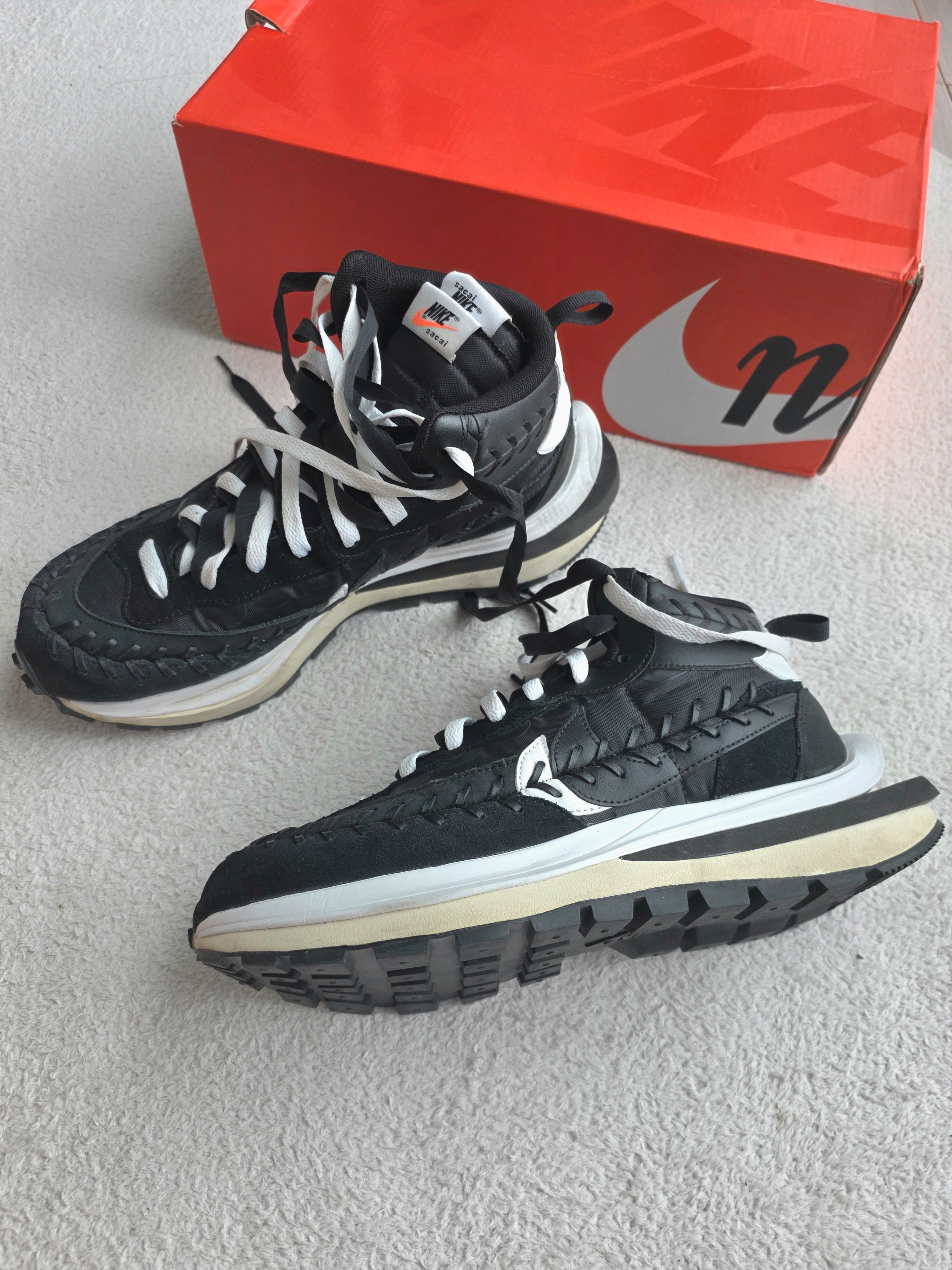 Nike x Sacai x Jean Paul Gaultier VaporWaffle Black White 착용 스타일 - 1