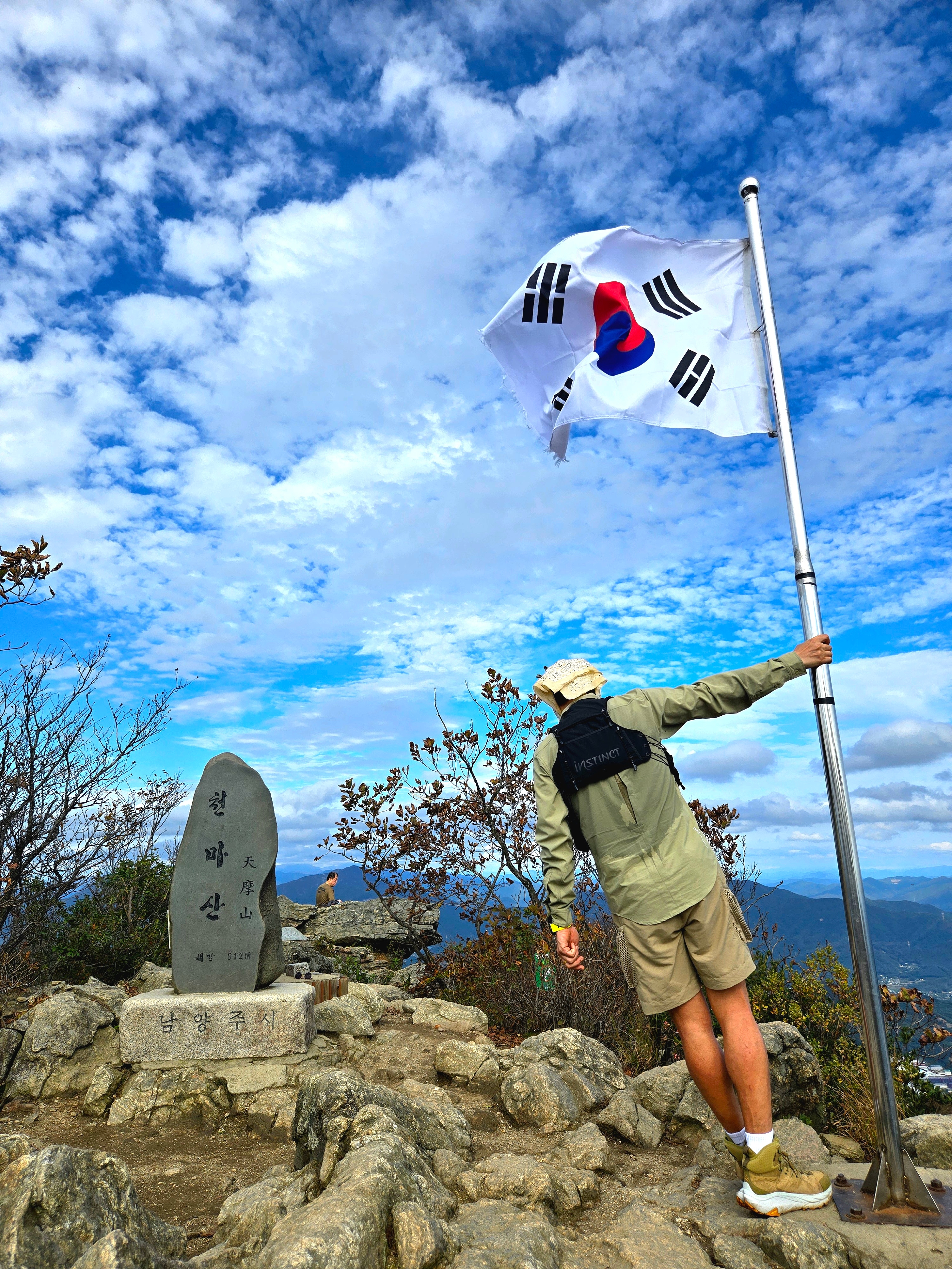Nike ACG Snowgrass Cargo Shorts Khaki Light Iron Ore - Asia, Nike ACG Dri-Fit UV Devastation Trail Shirt Neutral Olive - Asia 착용 스타일
