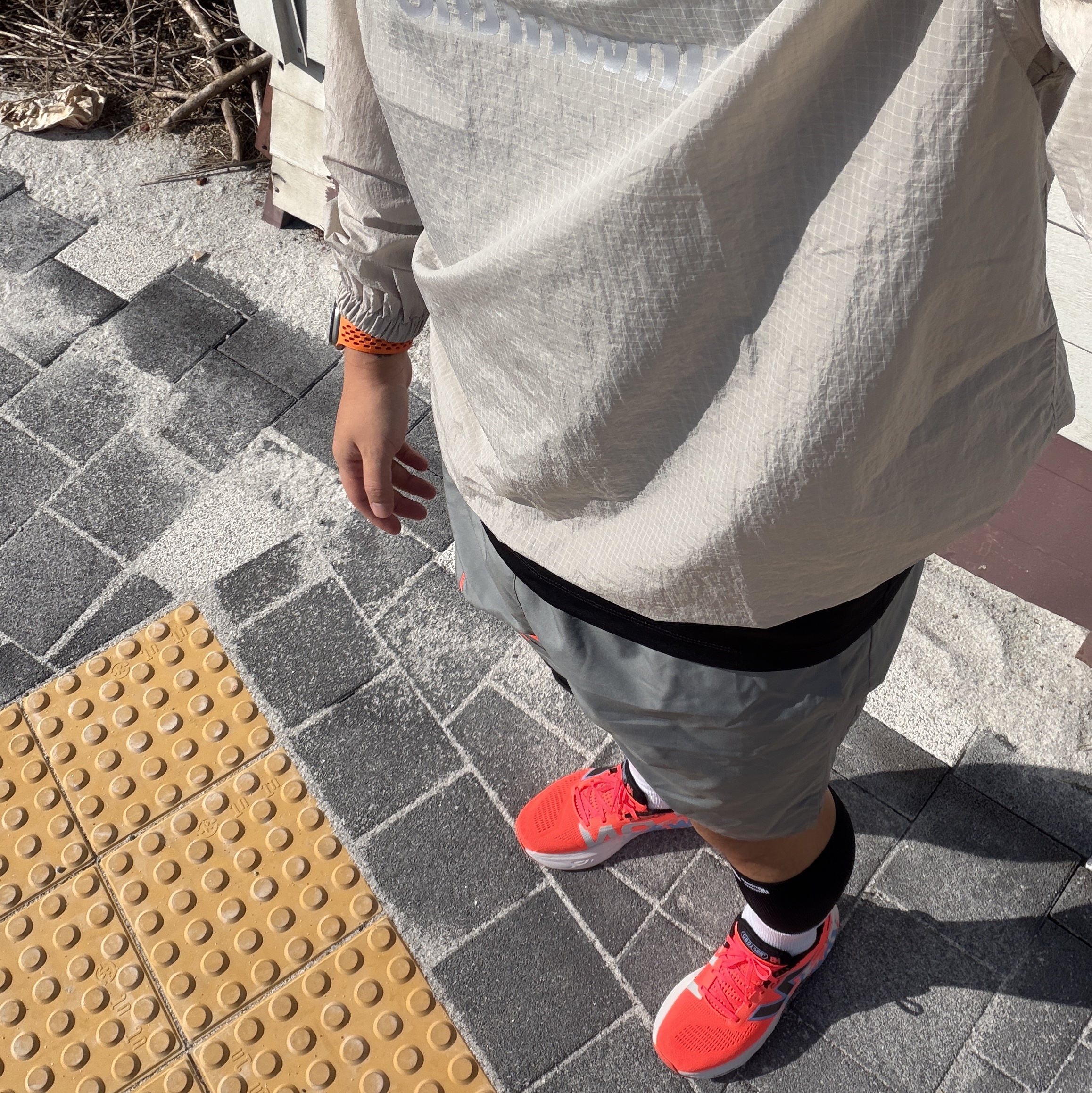 [KREAM 단독] runwhither Windbreaker MTM V2 Gray, Nike Dri-Fit Legend Sleeveless Fitness T-Shirt Black - Asia 착용 스타일
