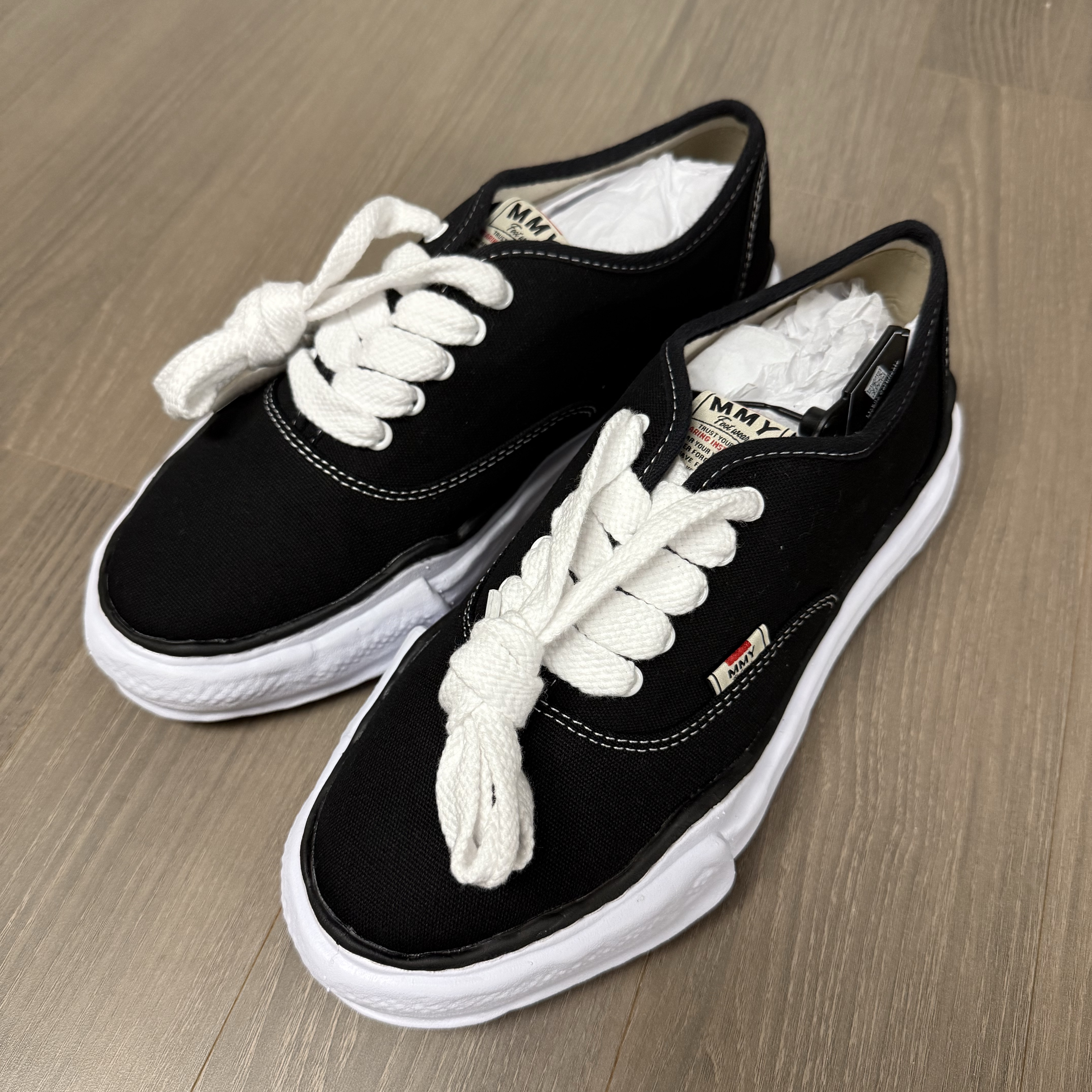 Maison Mihara Yasuhiro Baker OG Sole Canvas Low Cut Sneakers Black 착용 스타일 - 4
