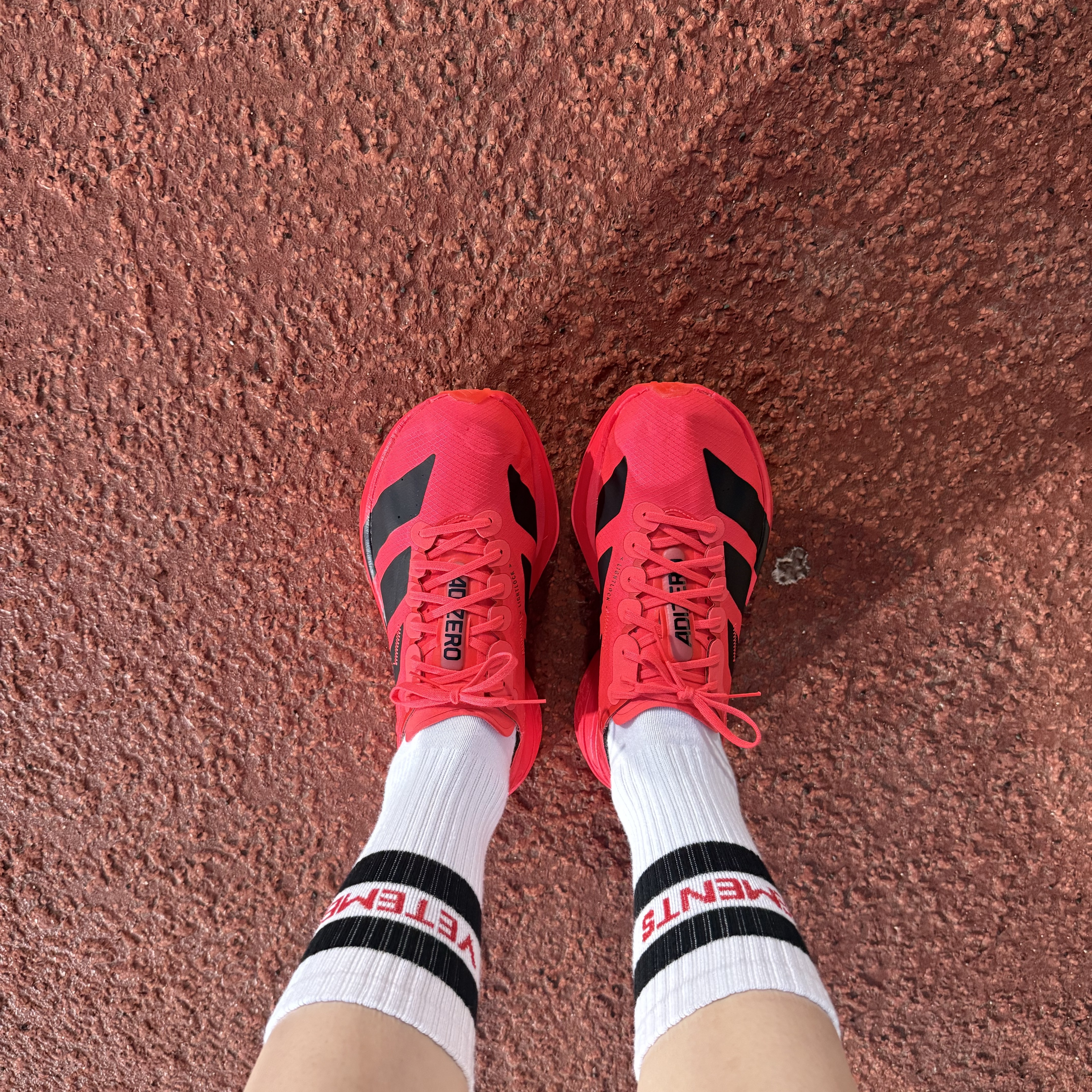 Adidas Adizero Adios Pro 4 Lucid Red Core Black 착용 스타일 - 2