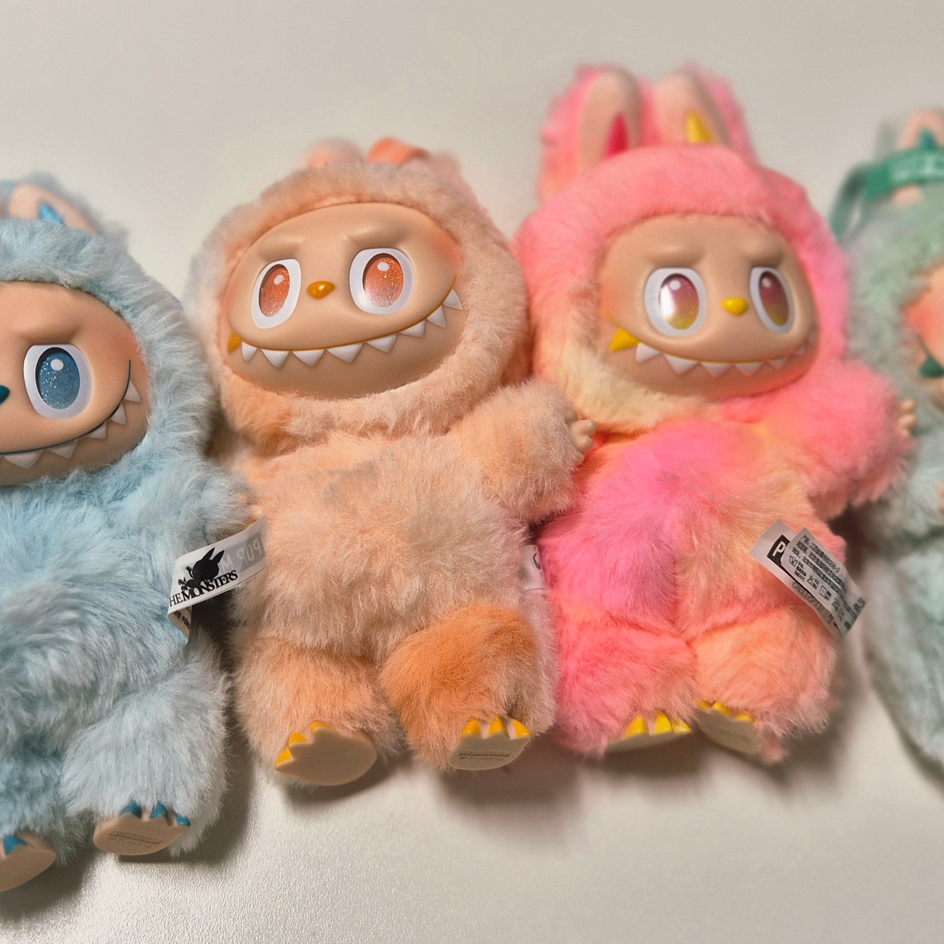 Pop Mart Labubu The Monsters Highlight Series Sealed Case (Bundle of 4/1 Blind Box) 착용 스타일