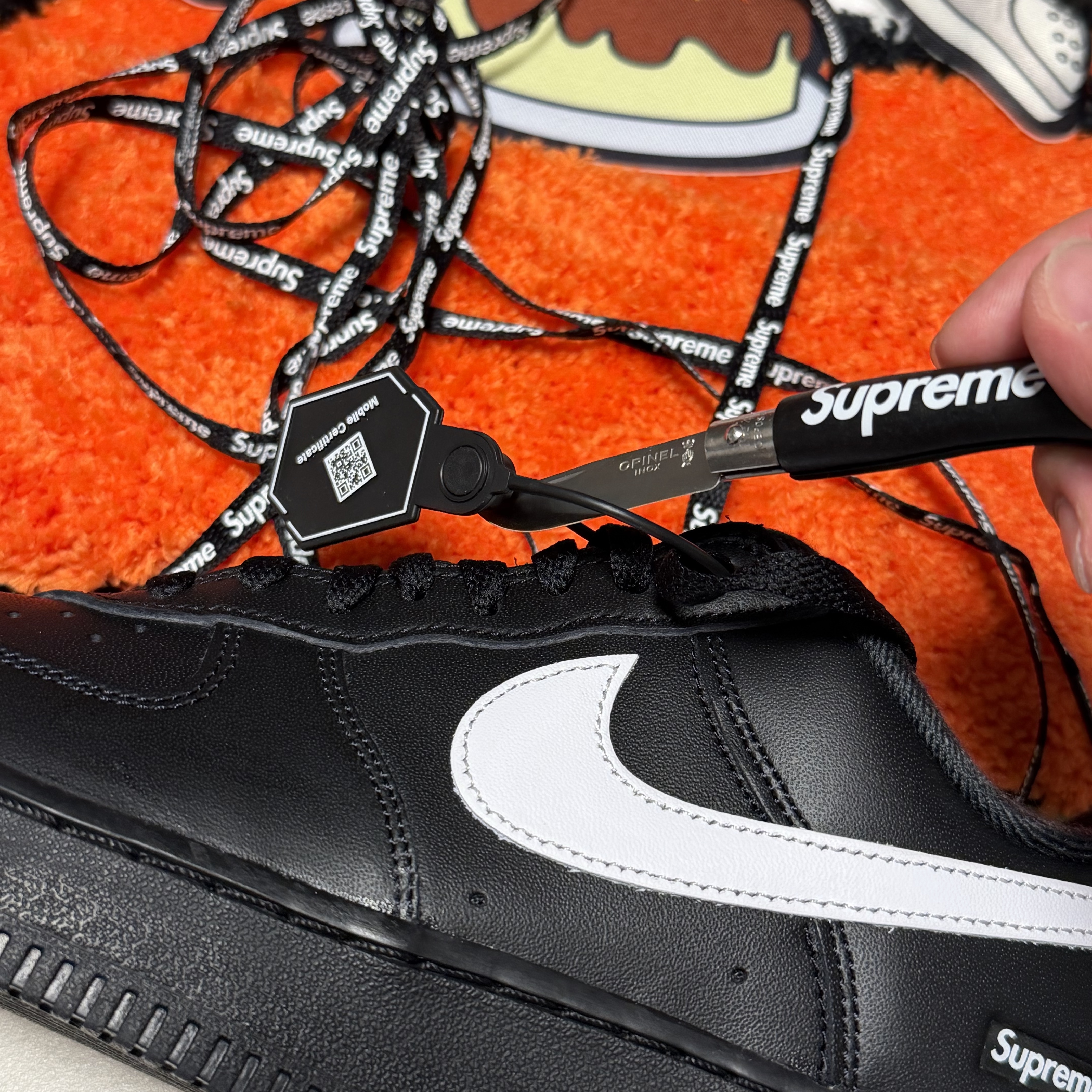 Supreme Bottle Opener Keychain Silver - 24FW, Supreme x Opinel No. 4 Knife Keychain Black - 25FW 착용 스타일 - 2