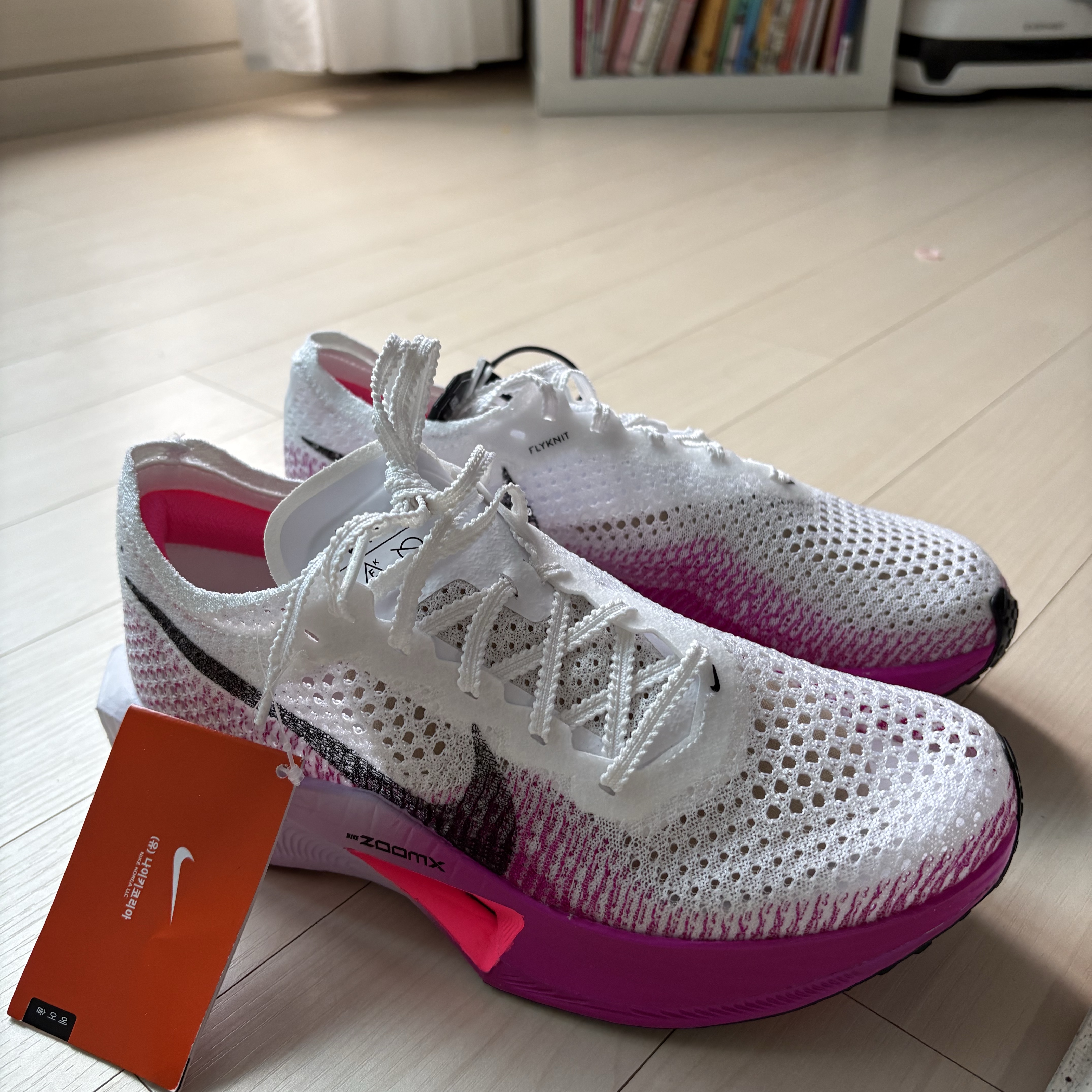 (W) Nike ZoomX Vaporfly Next% 3 White Vivid Purple 착용 스타일 - 1