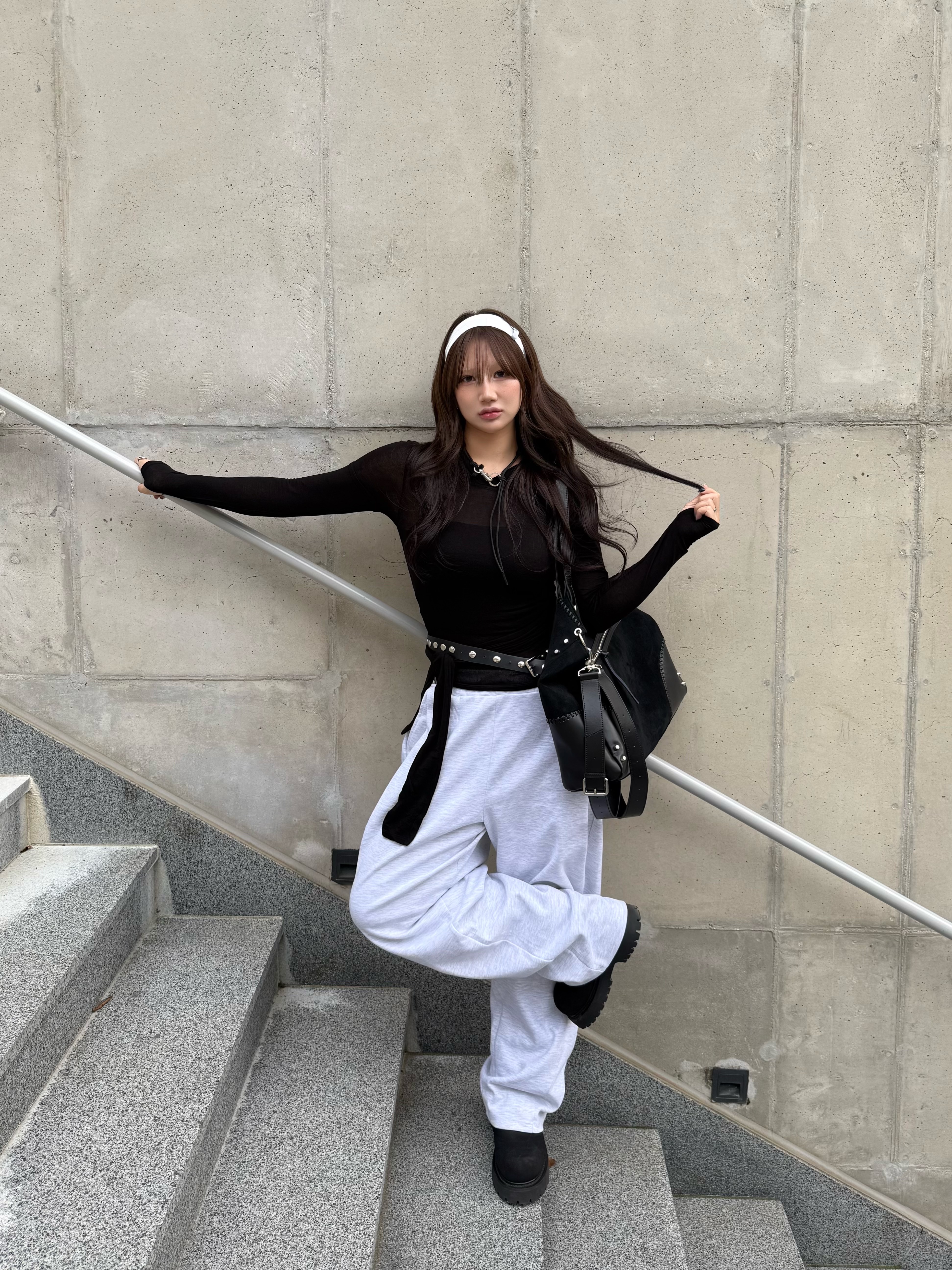 Knitted Curved Training Pants Melange White 착용 스타일 - 2