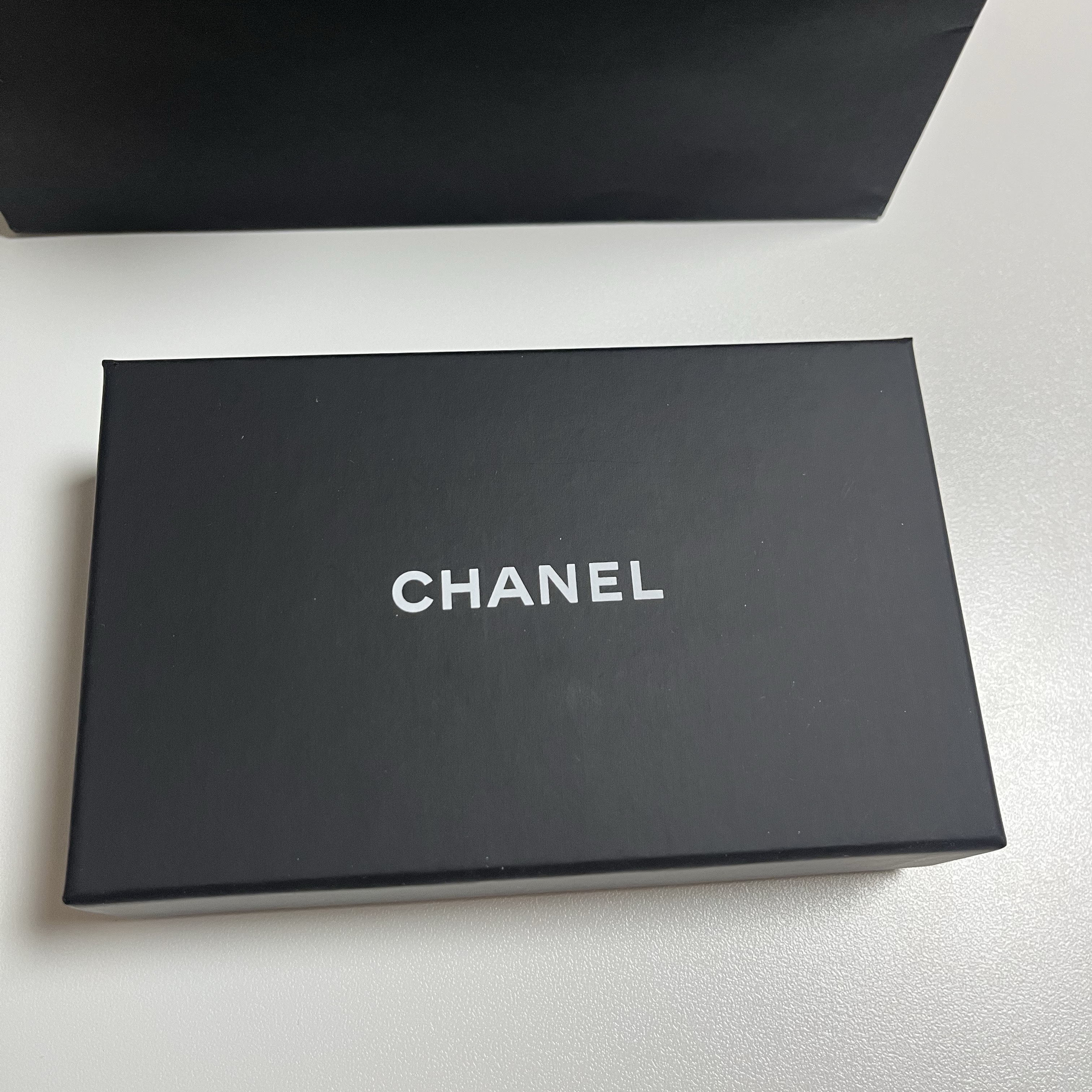 Chanel Classic Zipped Coin Purse Grained Calfskin & Gold Black 착용 스타일 - 3