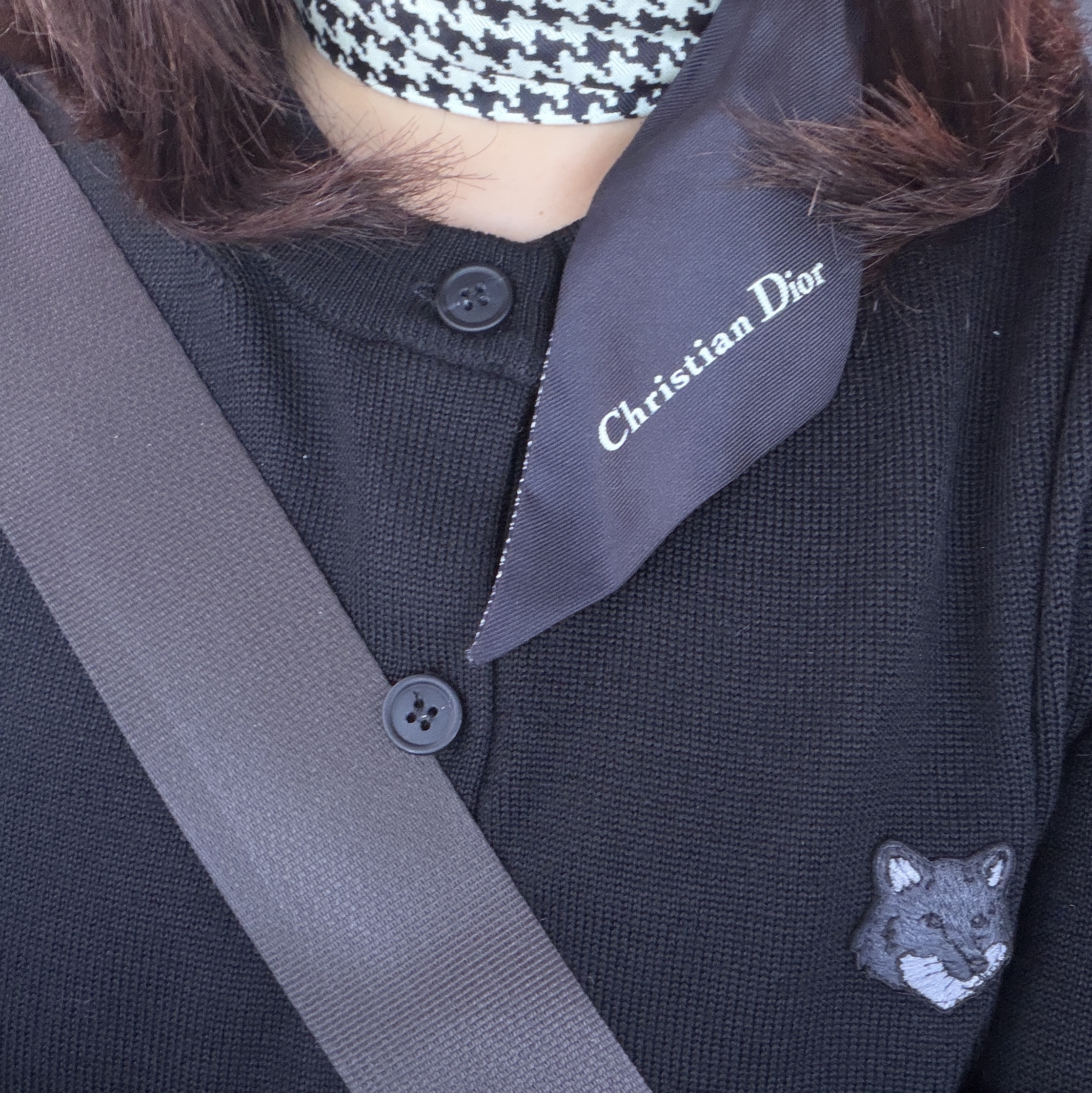 (W) Maison Kitsune Bold Fox Head Patch Regular Cardigan Black, (W) Dior 30 Montaigne Mitzah Scarf Silk Twill Black White 착용 스타일