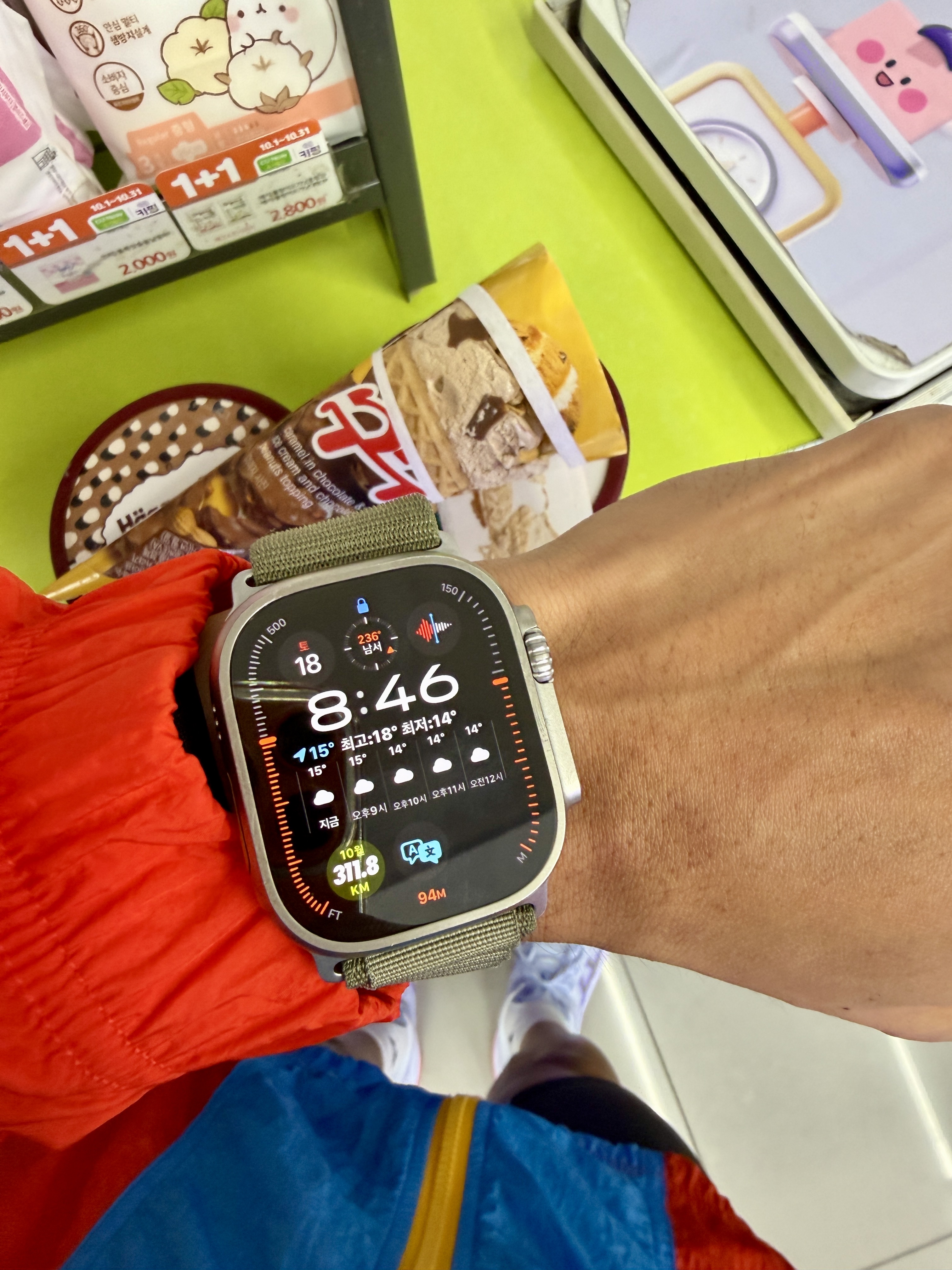 Asics Superblast 2 Blue Fade Edo Purple, Apple Watch Ultra 2 49mm Titanium Case with L Alpine Loop Olive (Korean Ver.) 착용 스타일 - 2