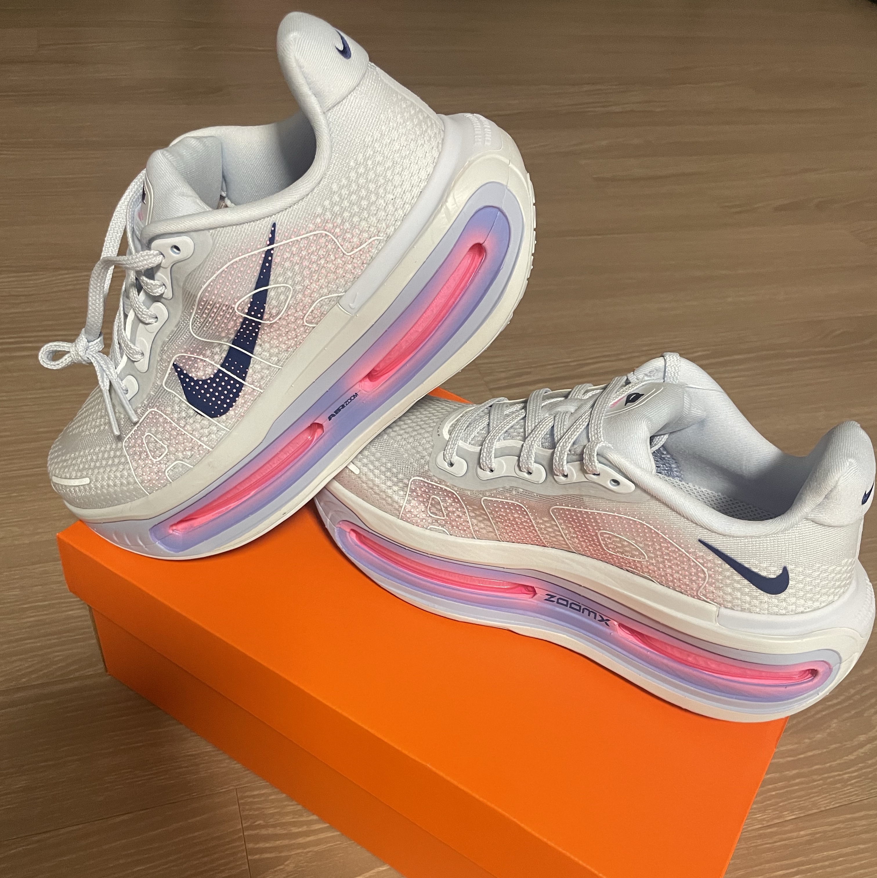 (W) Nike Vomero Premium Blue Tint Aluminum 착용 스타일 - 2