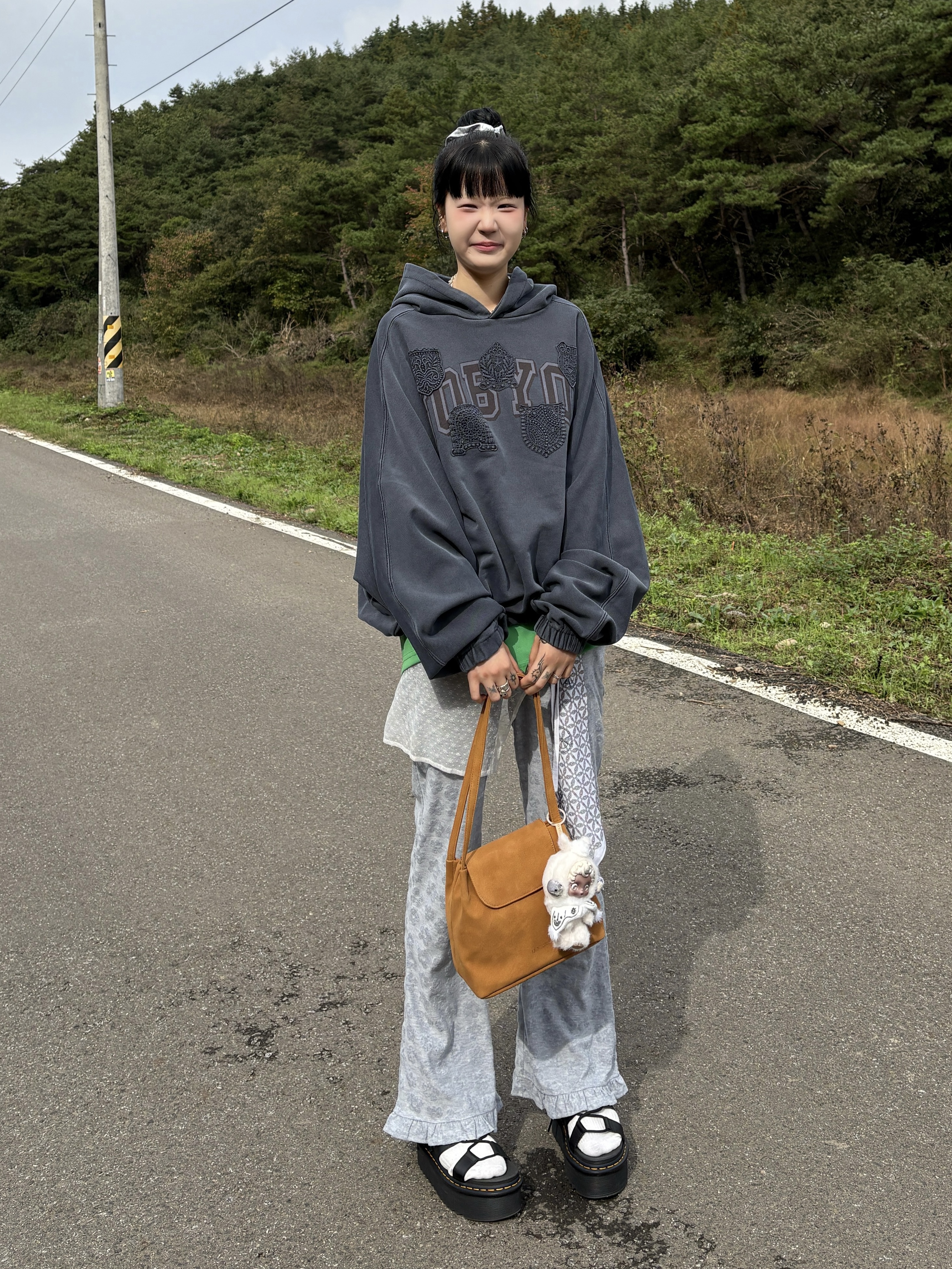 AJOBYAJO University Wappen Batwing Hoodie Navy, (W) Dr. Martens Nartilla XL Black 착용 스타일 - 4