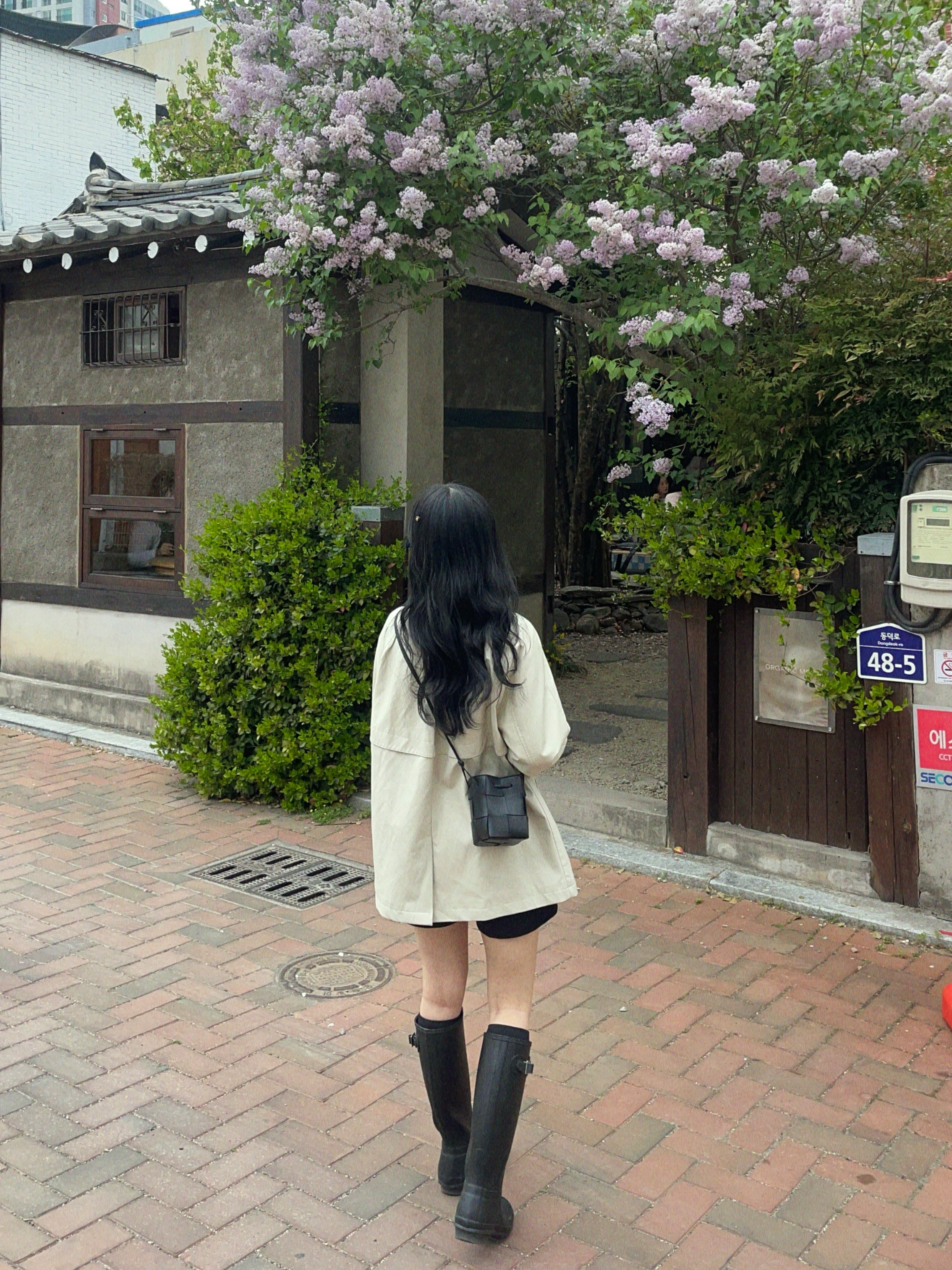 (W) Hunter Original Tall Rain Boots Black, Bottega Veneta Mini Leather Cassette Bucket Bag Black 착용 스타일 - 1