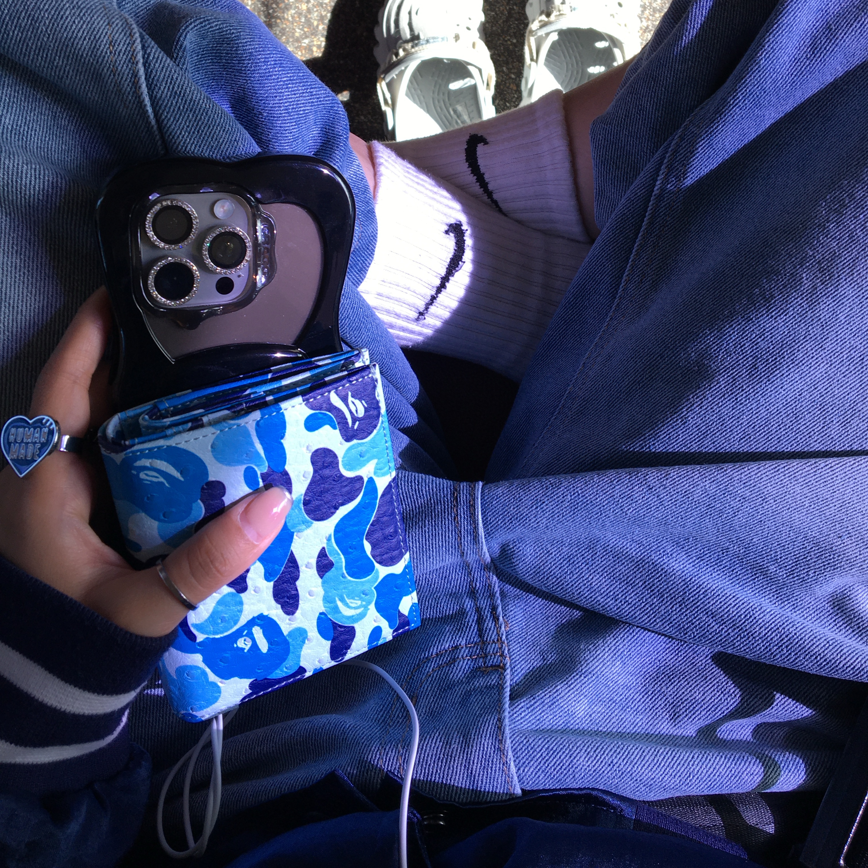 BAPE ABC Camo Mini Wallet Blue, Starbucks x BAPE Baby Milo Keychain 착용 스타일 - 2