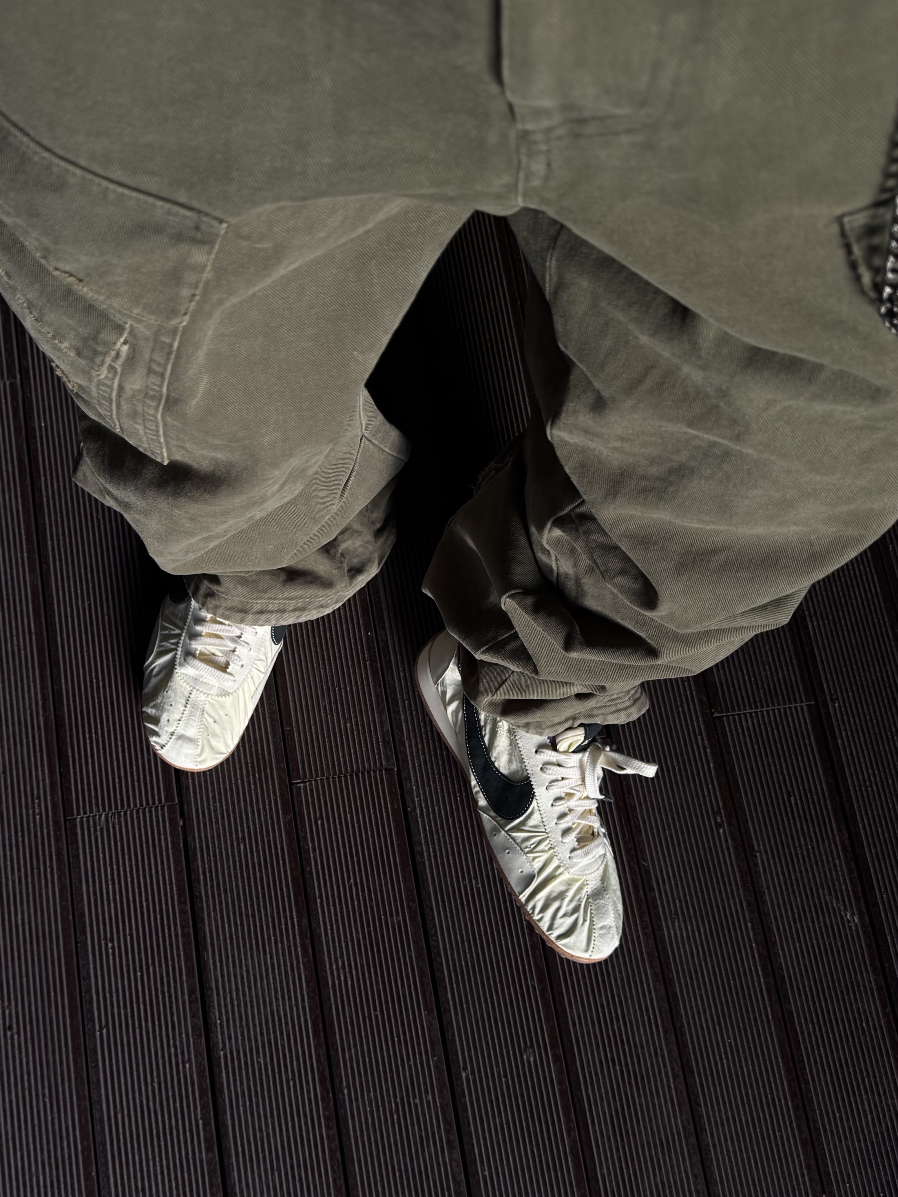 Nike x Jacquemus Moon Shoe SP Alabaster Off Noir, Nonnod Double Pocket Cargo Pants Vintage Khaki 착용 스타일 - 4