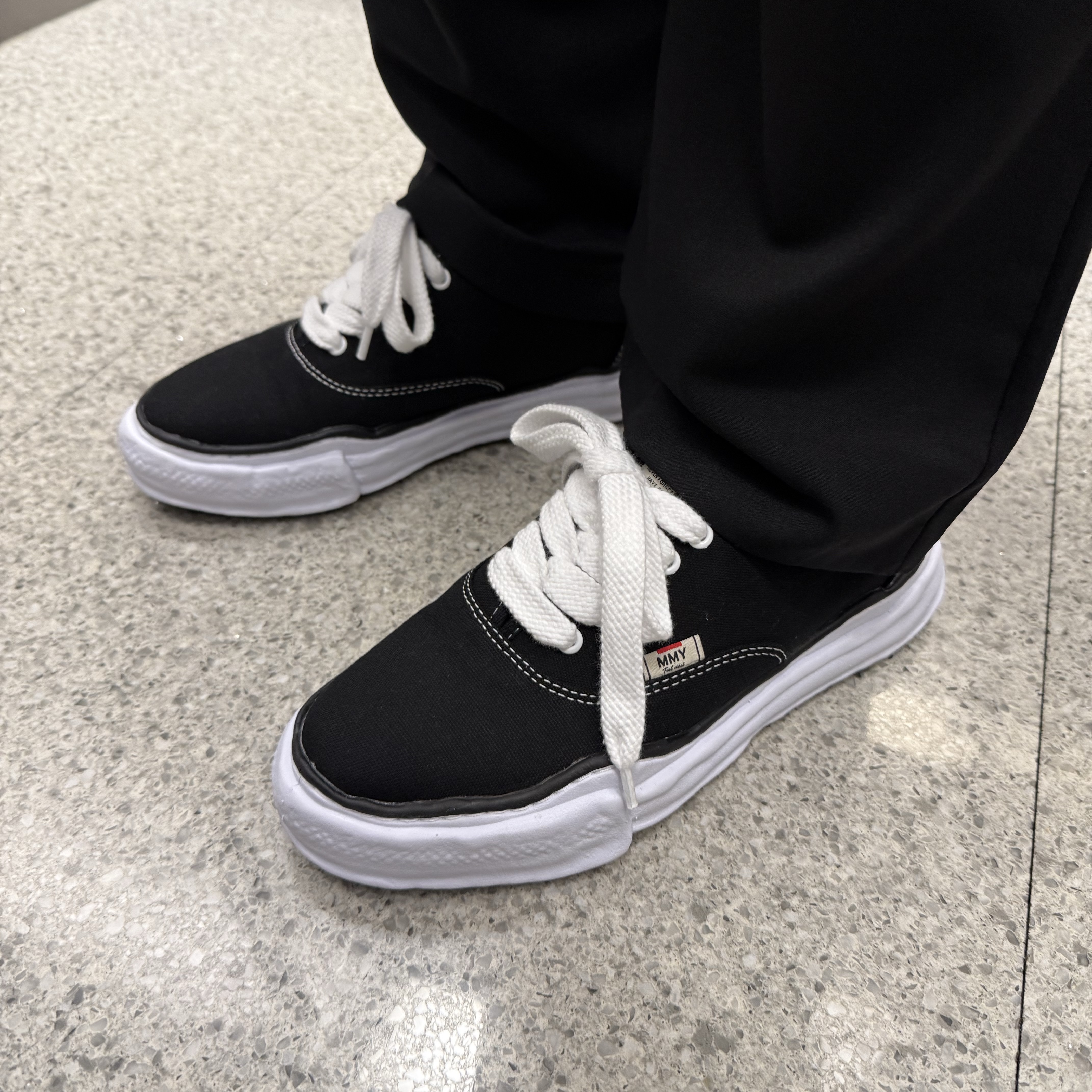 Maison Mihara Yasuhiro Baker OG Sole Canvas Low Cut Sneakers Black 착용 스타일 - 1