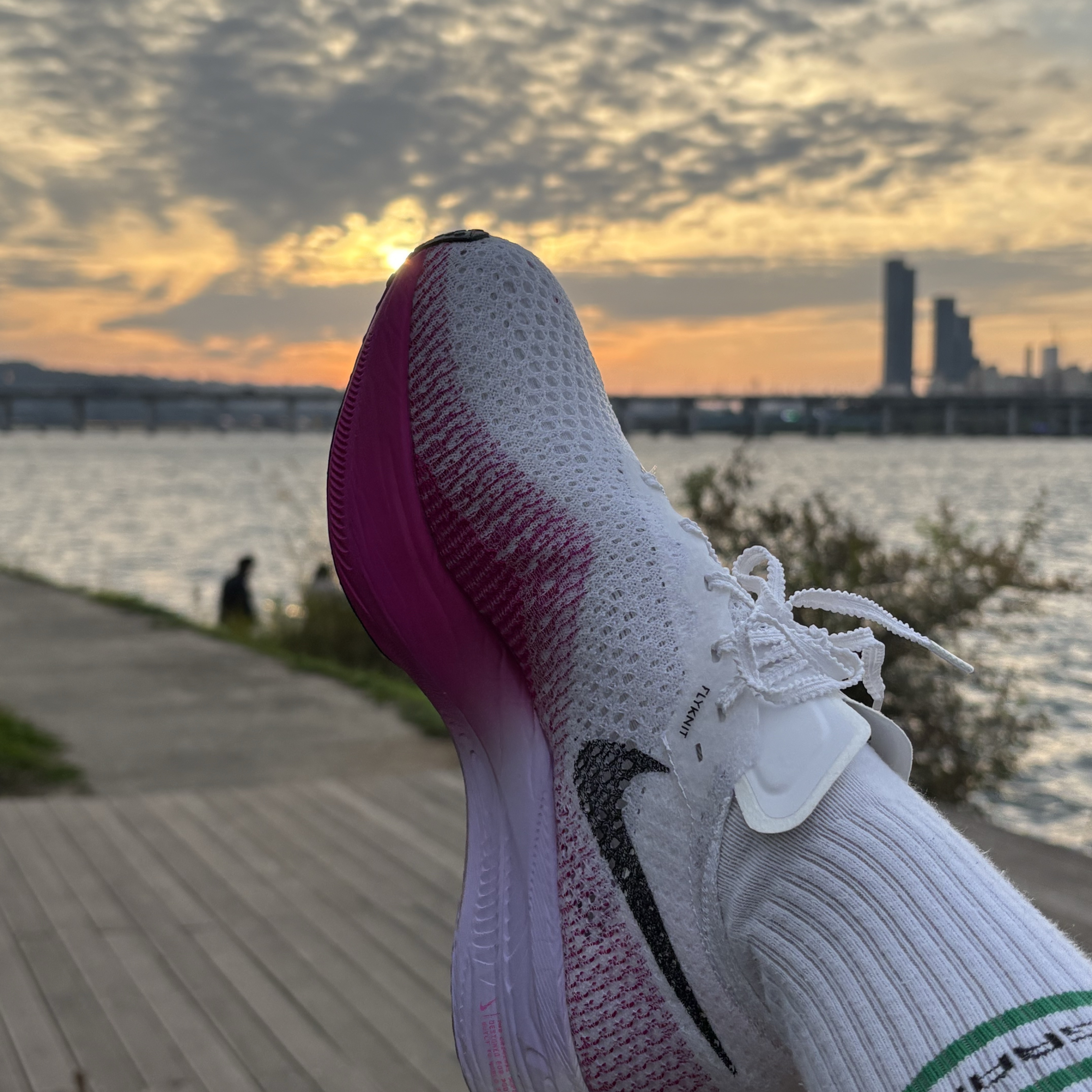 (W) Nike ZoomX Vaporfly Next% 3 White Vivid Purple 착용 스타일 - 6