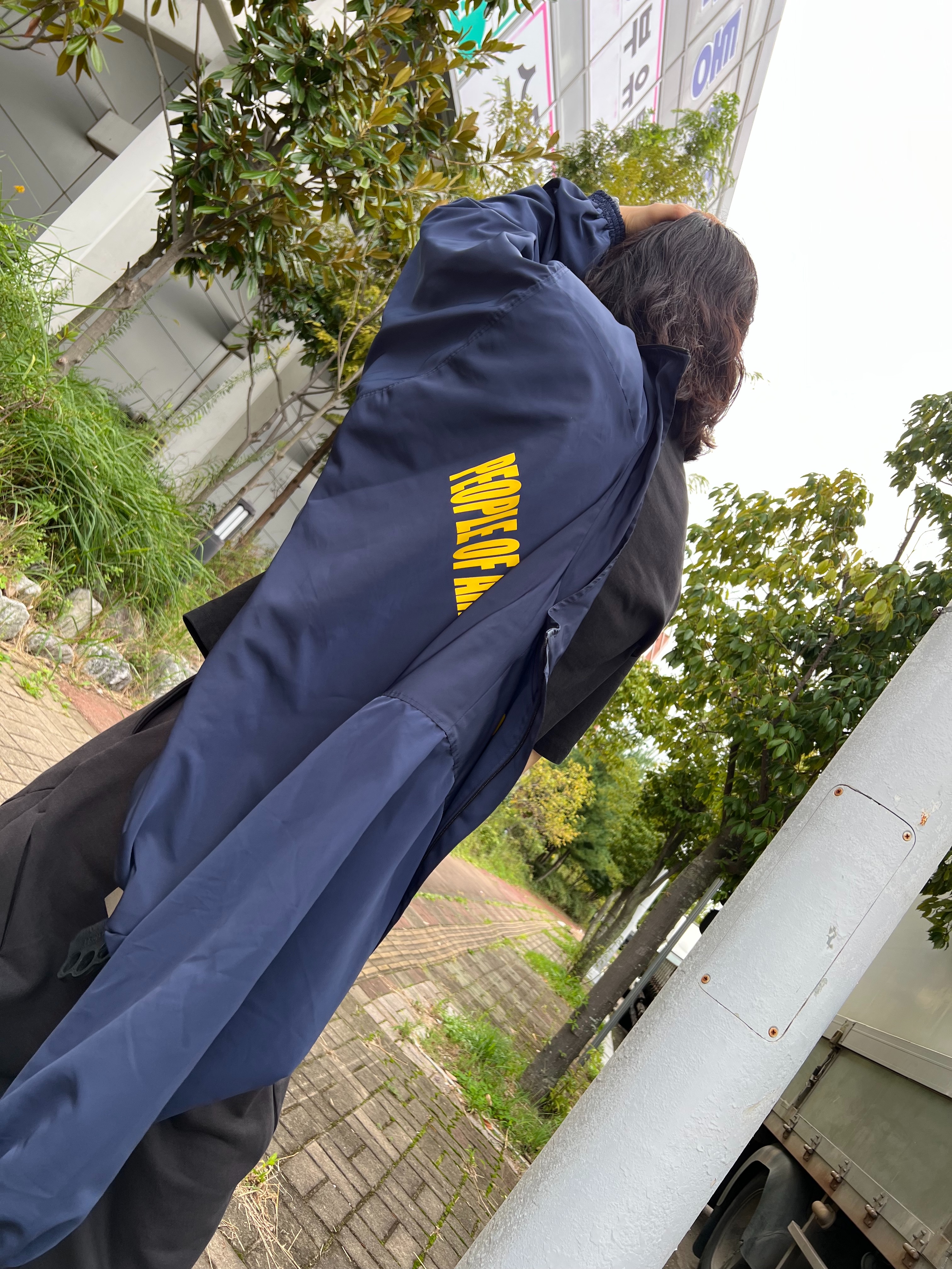 Undermycar Maigan Padded Shoulder Zip-Up Blouson India Ink - 23FW 착용 스타일 - 9
