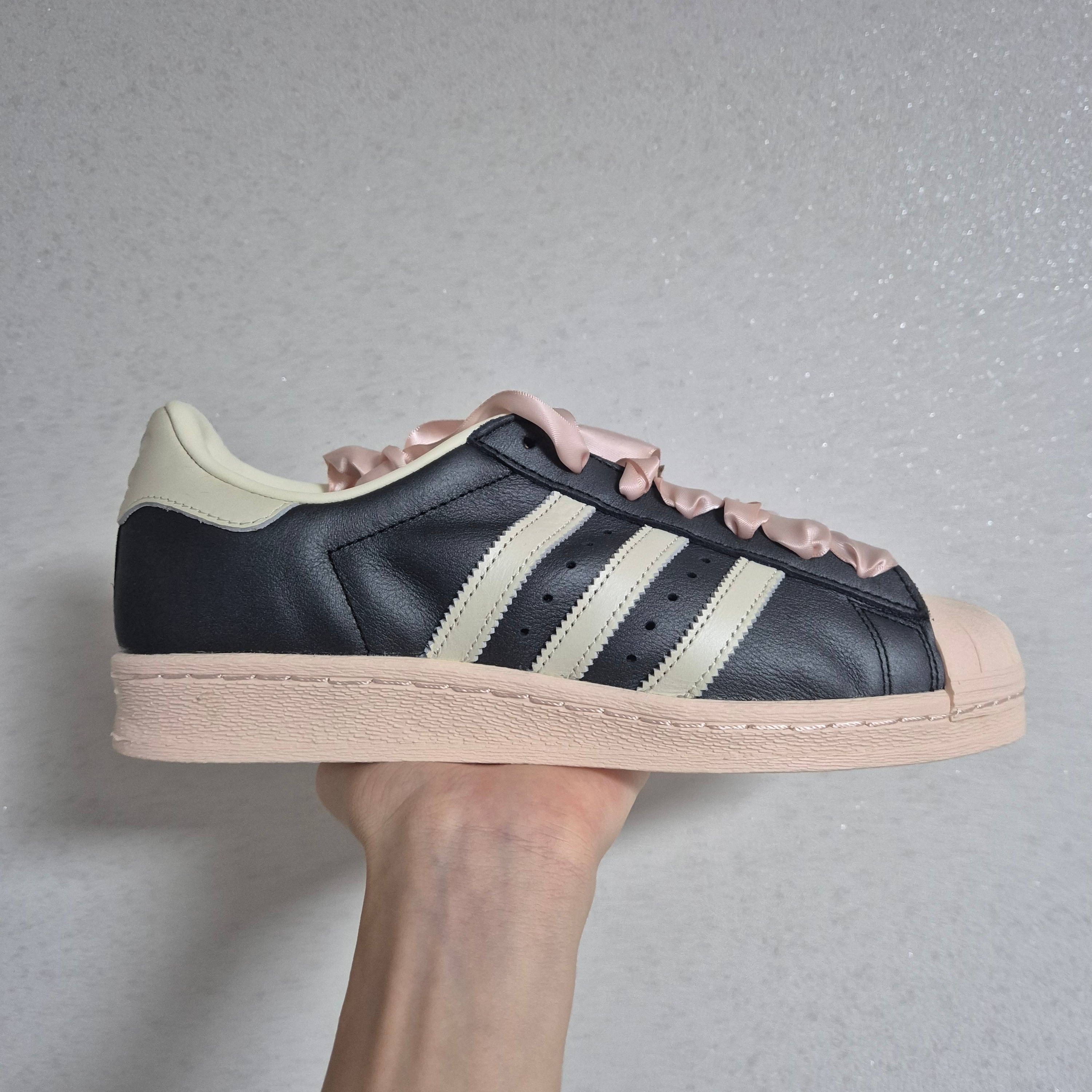 Adidas Superstar 82 Core Black Off White 착용 스타일 - 1