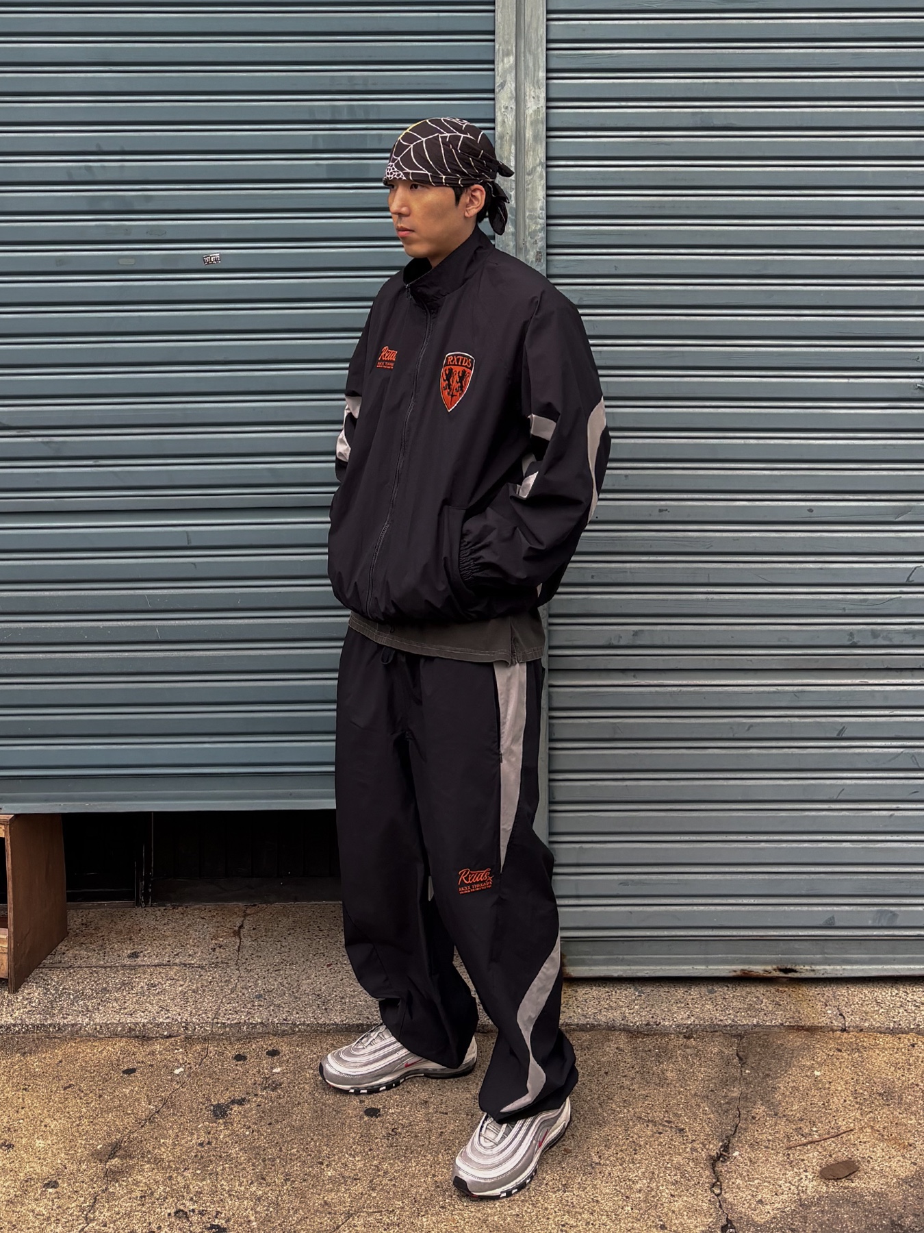 Nike Air Max 97 OG Silver Bullet 2022, Kapital Fastcolor Selvedge Bandana Spider Peckish Rainbowy Black 착용 스타일 - 2